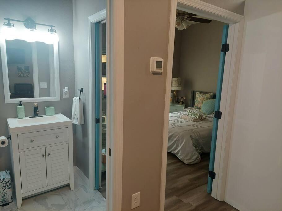 Tampa Bay Area Vacations - Cozy Guest House in Golf Course neighborhood Near Theme Parks - Property Image 5