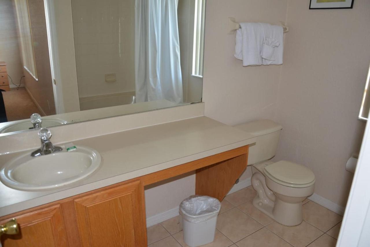 Traditional 3 Bed 2.5 Bath Townhome view 5