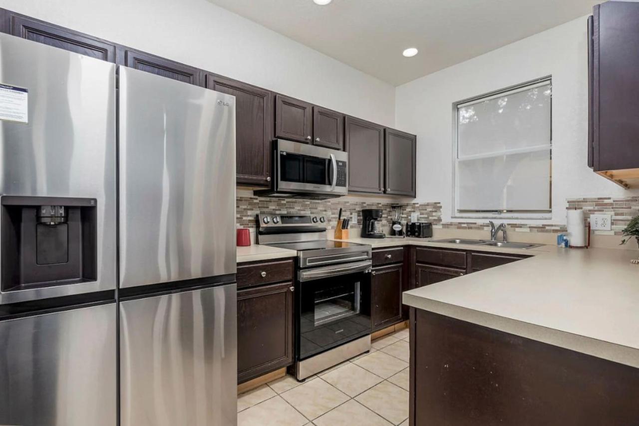 Beautiful Modern 4 Bed 3 Bath Townhome view 5