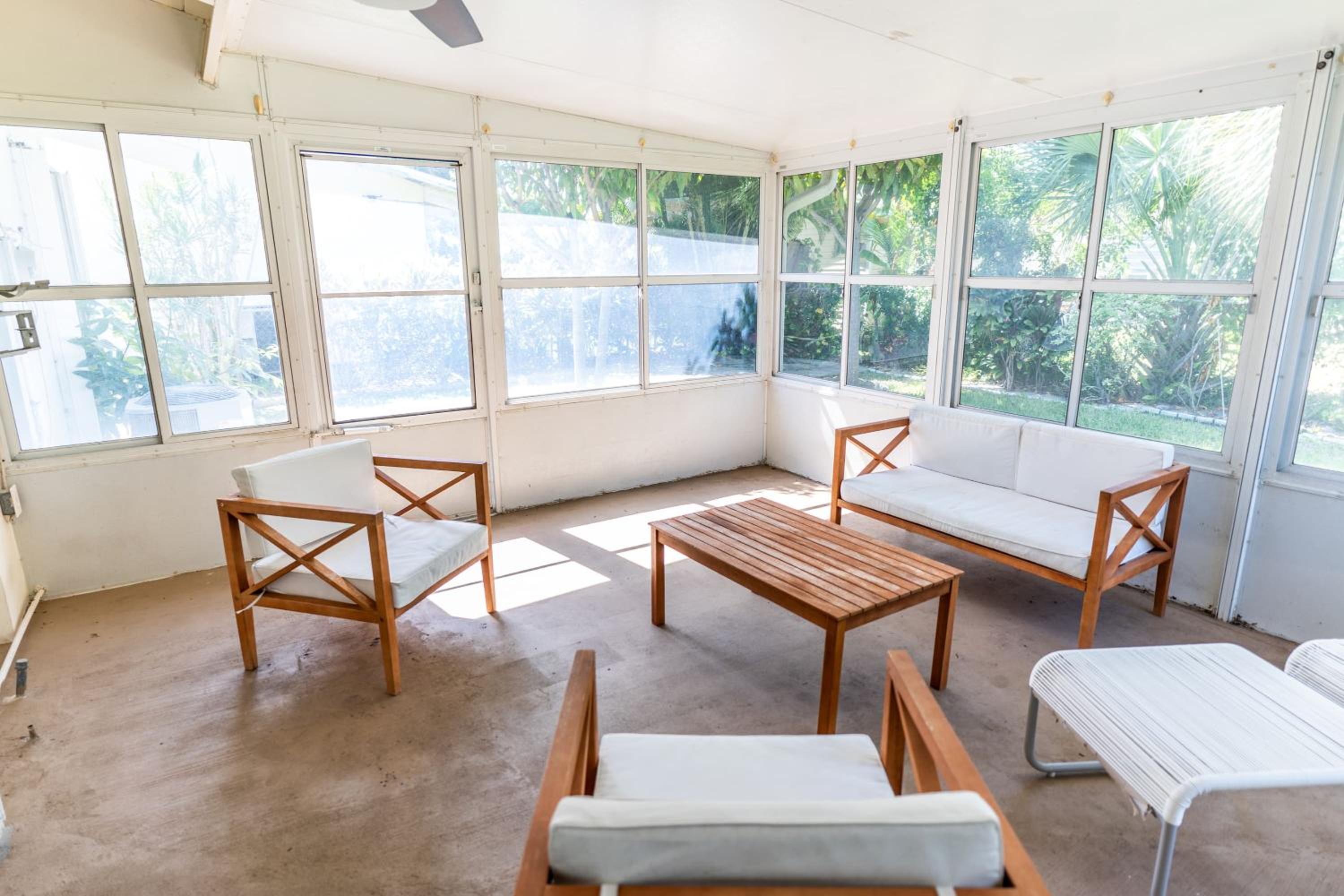 Vintage Inspired Home Near Palm Beach & Downtown view 2