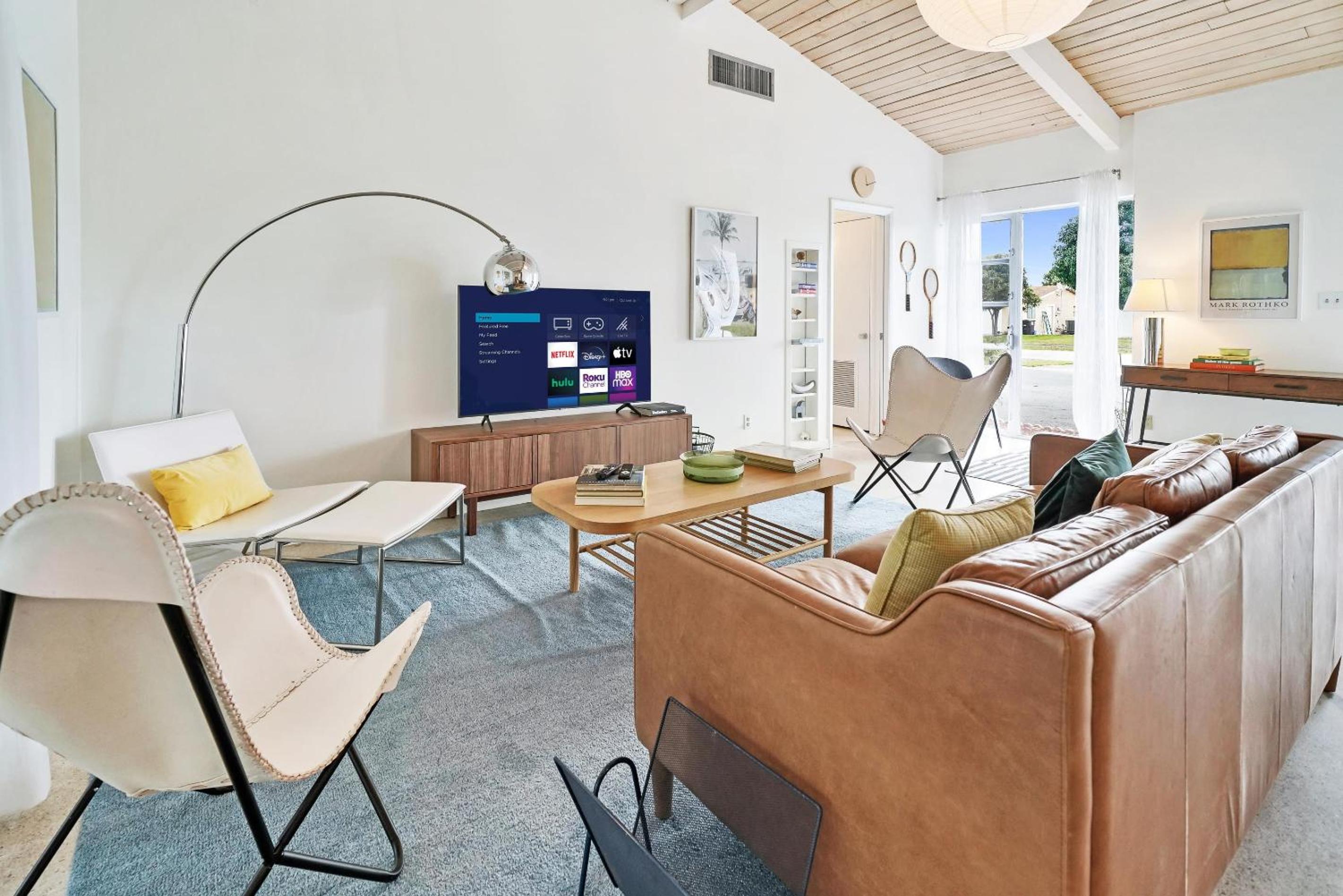 Vintage Inspired Home Near Palm Beach & Downtown view 5