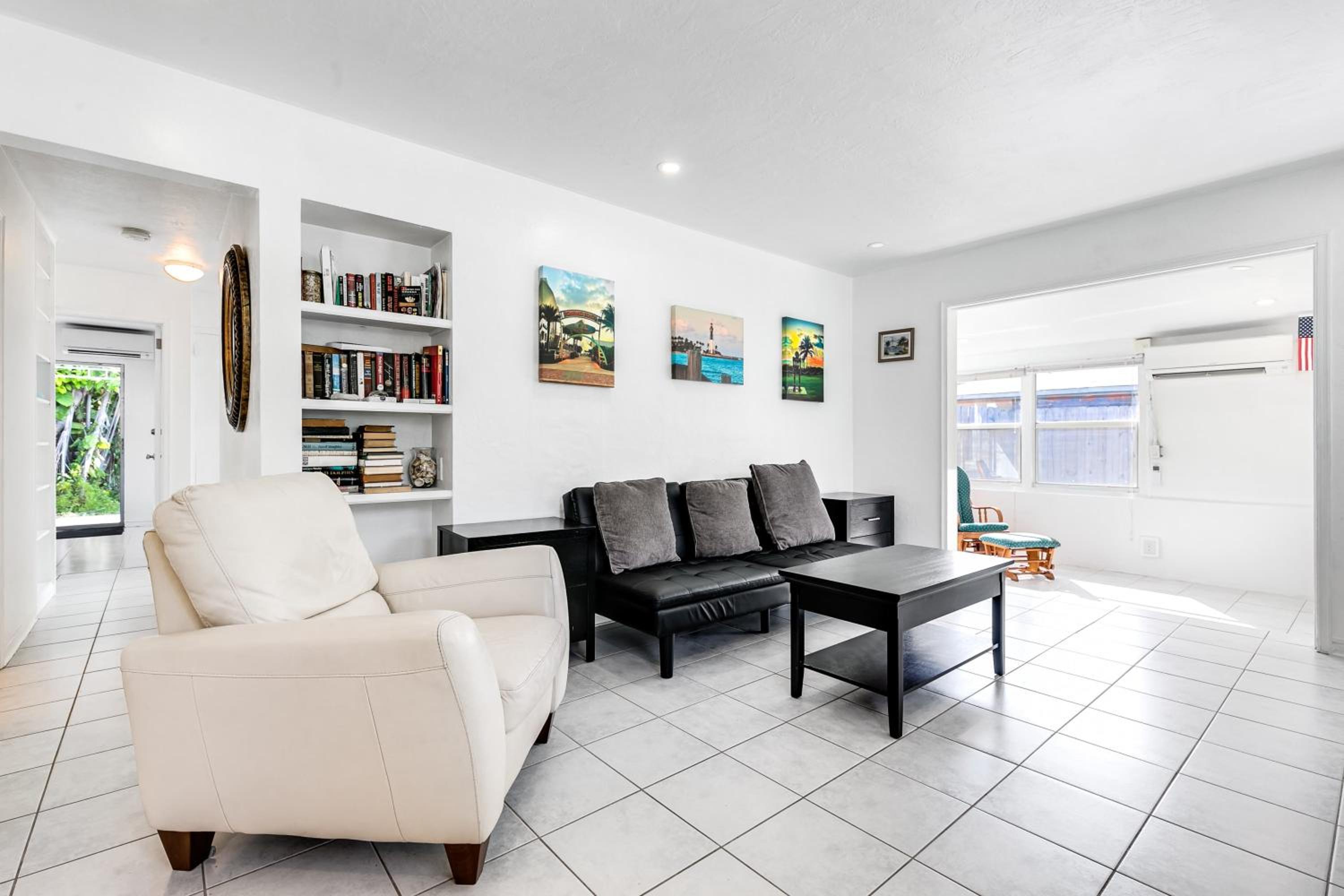 Bungalow with large backyard 5 min from beach view 2