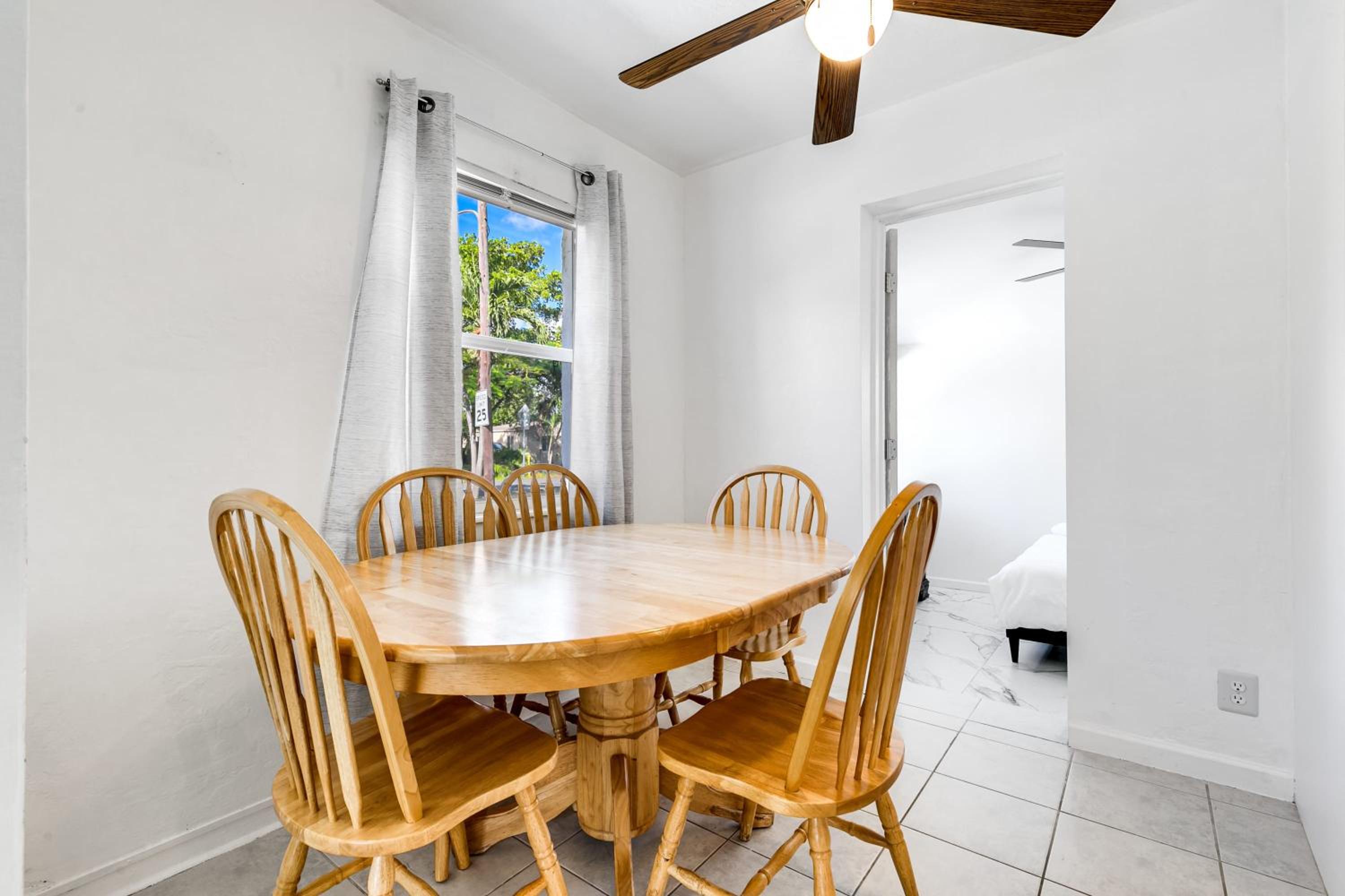 Bungalow with large backyard 5 min from beach view 4