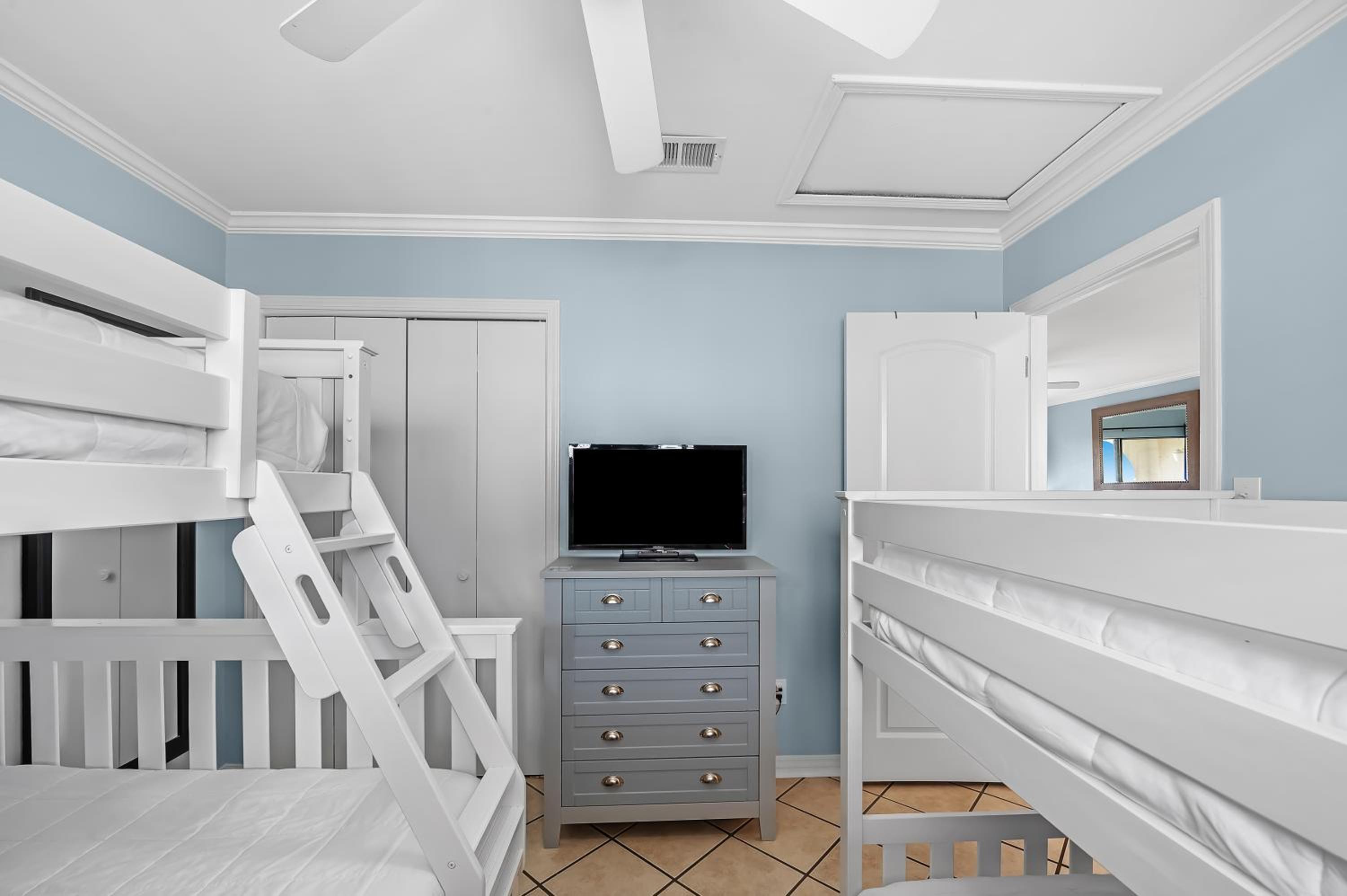Las Palmas -225 by Vacation Homes Collection