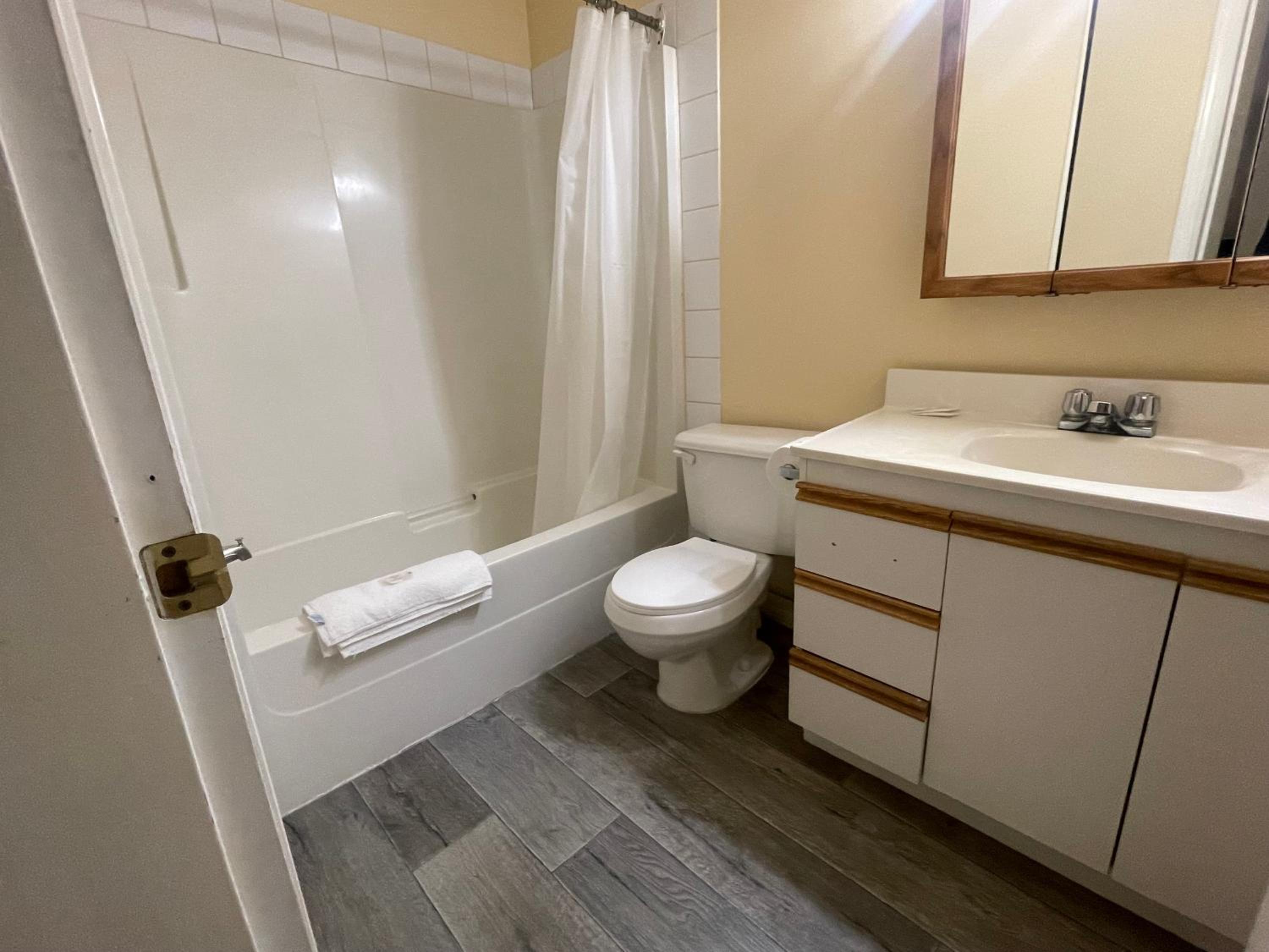 Quesnel Vacations - Fraser Bridge Inn - Property Image 2
