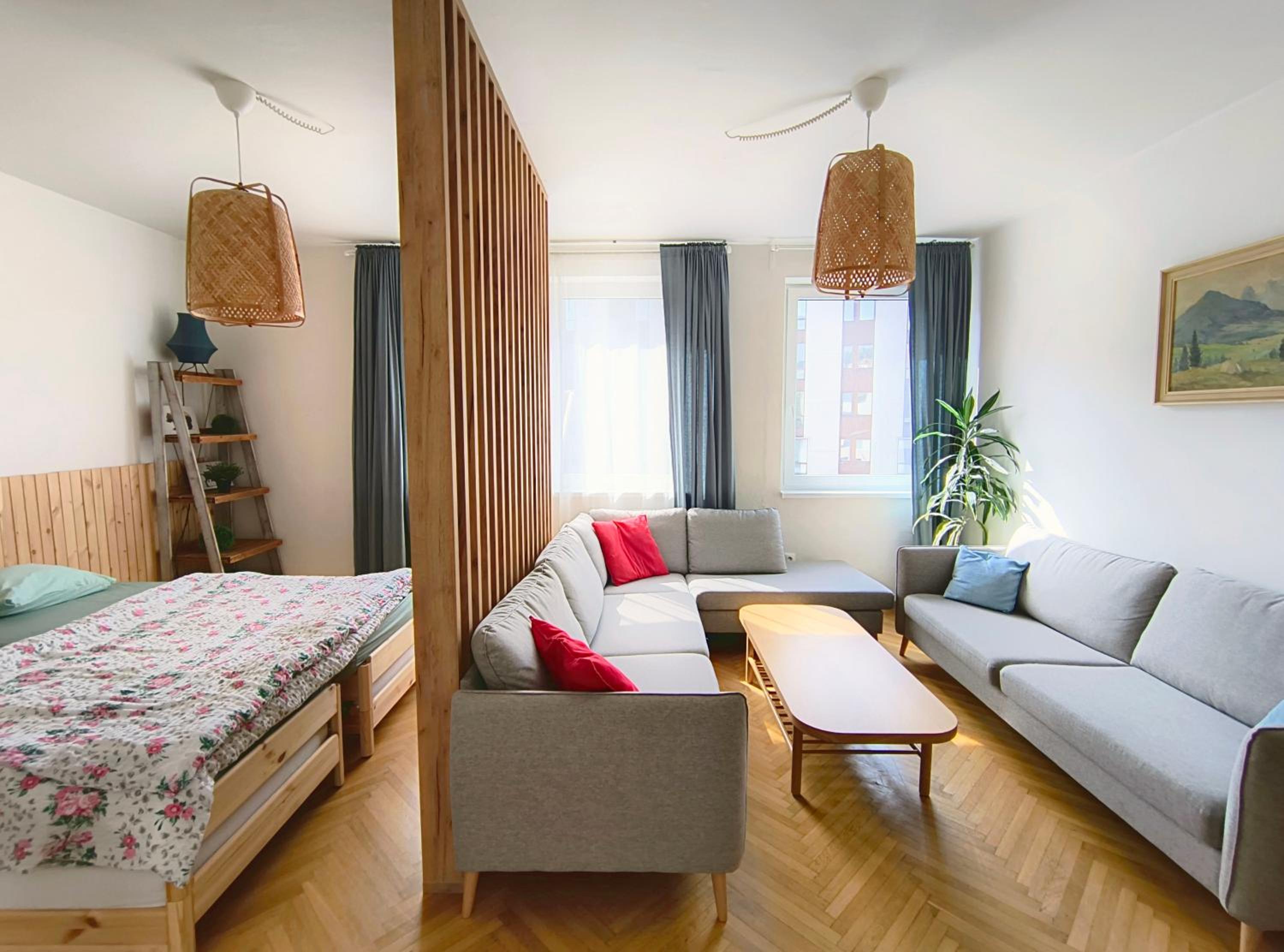 Big Stay - 4 Bedroom, 2 Bathroom Old Town Apartment with AC view 3