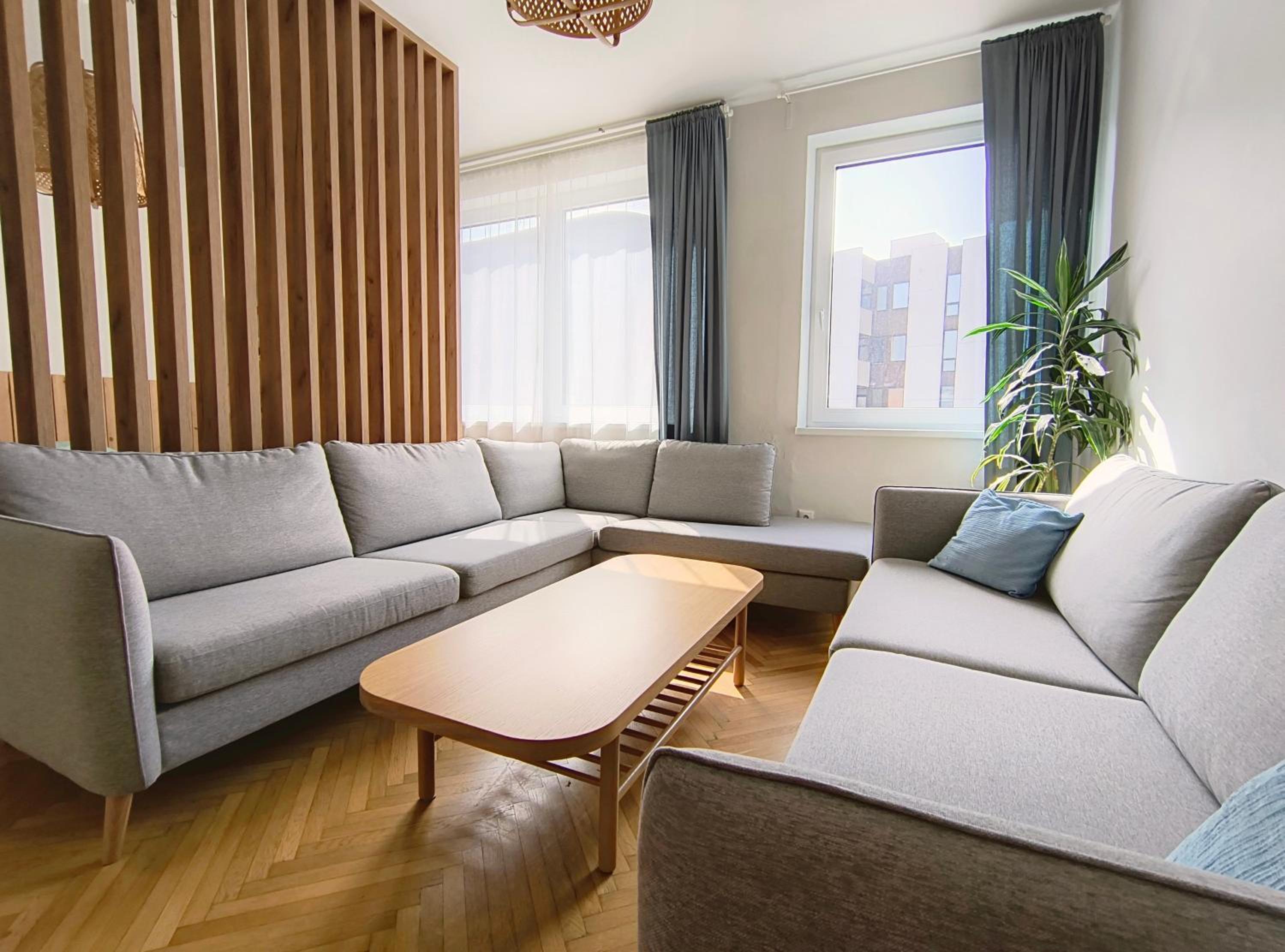 Big Stay - 4 Bedroom, 2 Bathroom Old Town Apartment with AC view 4