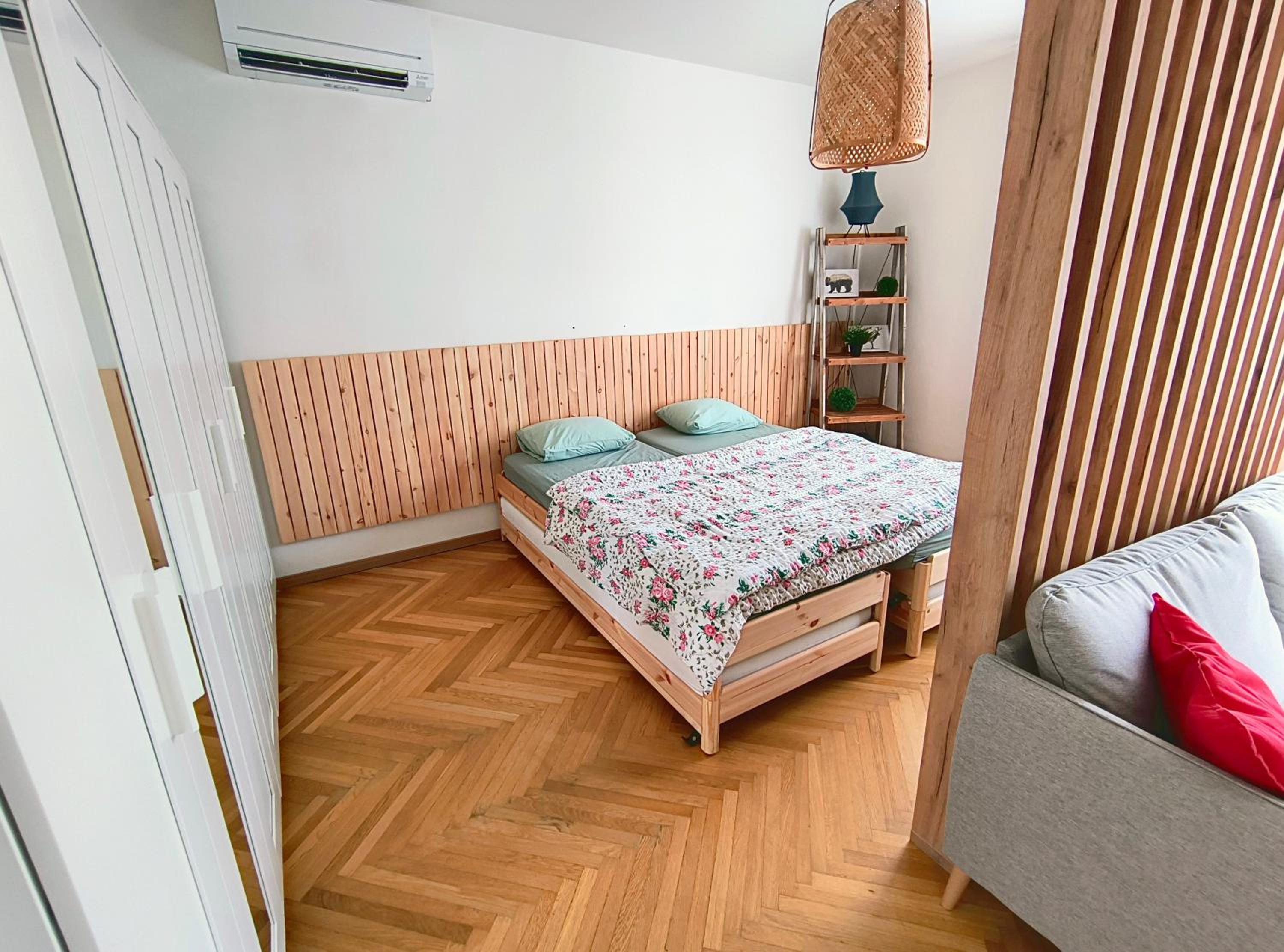 Big Stay - 4 Bedroom, 2 Bathroom Old Town Apartment with AC view 5