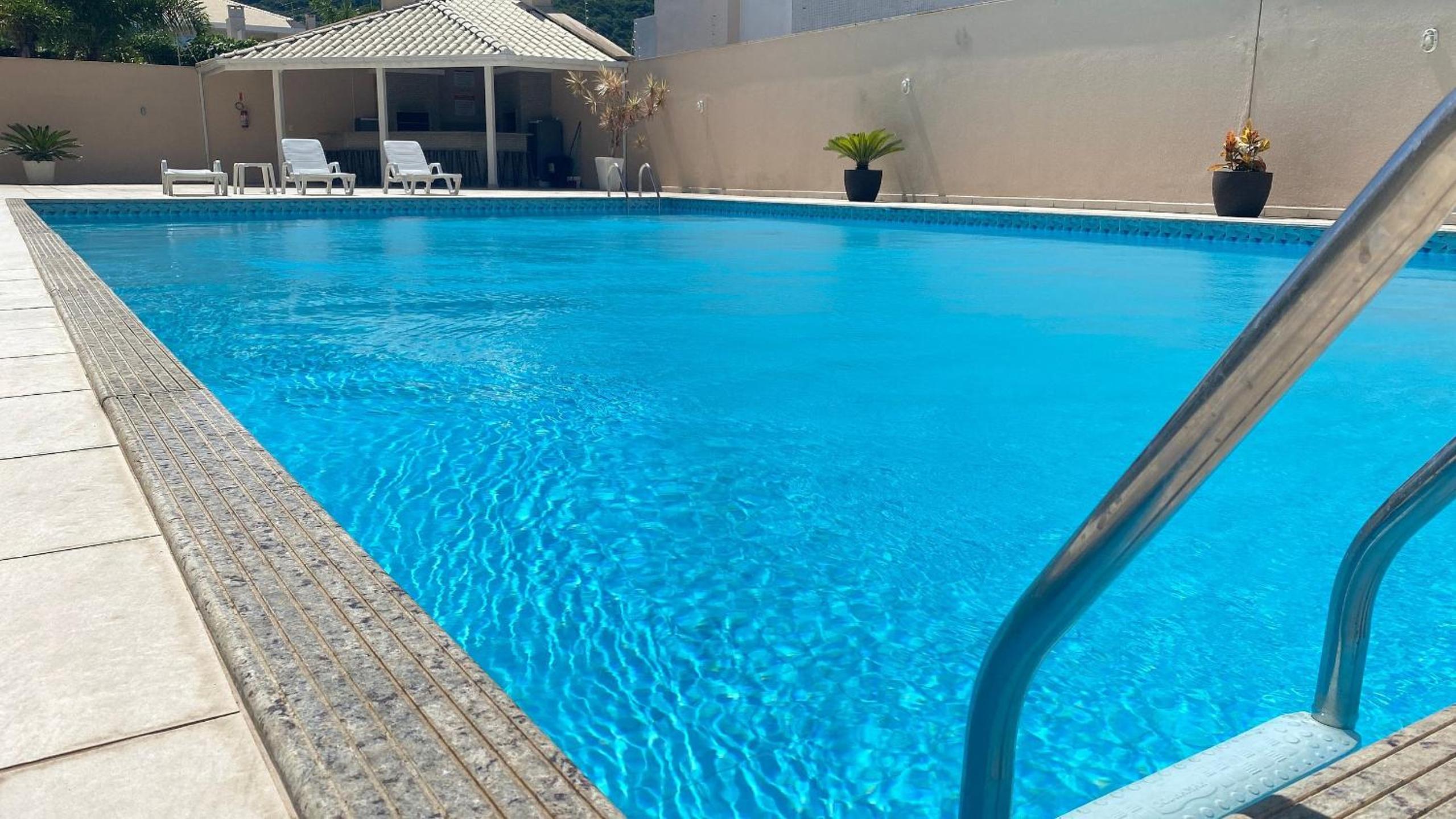 Apê c/3 dorms, piscina e 1 quadra da praia