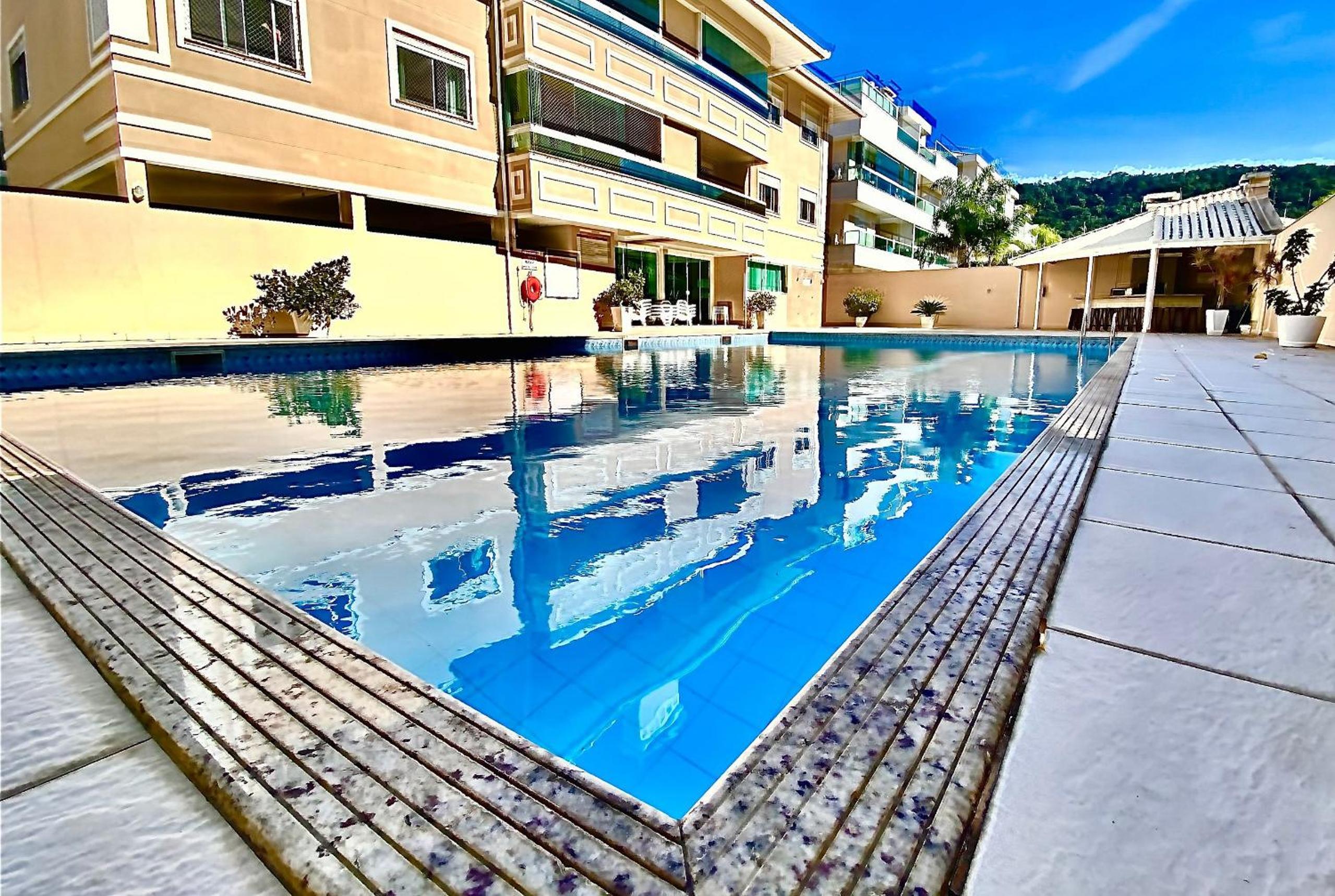 Apê c/3 dorms, piscina e 1 quadra da praia