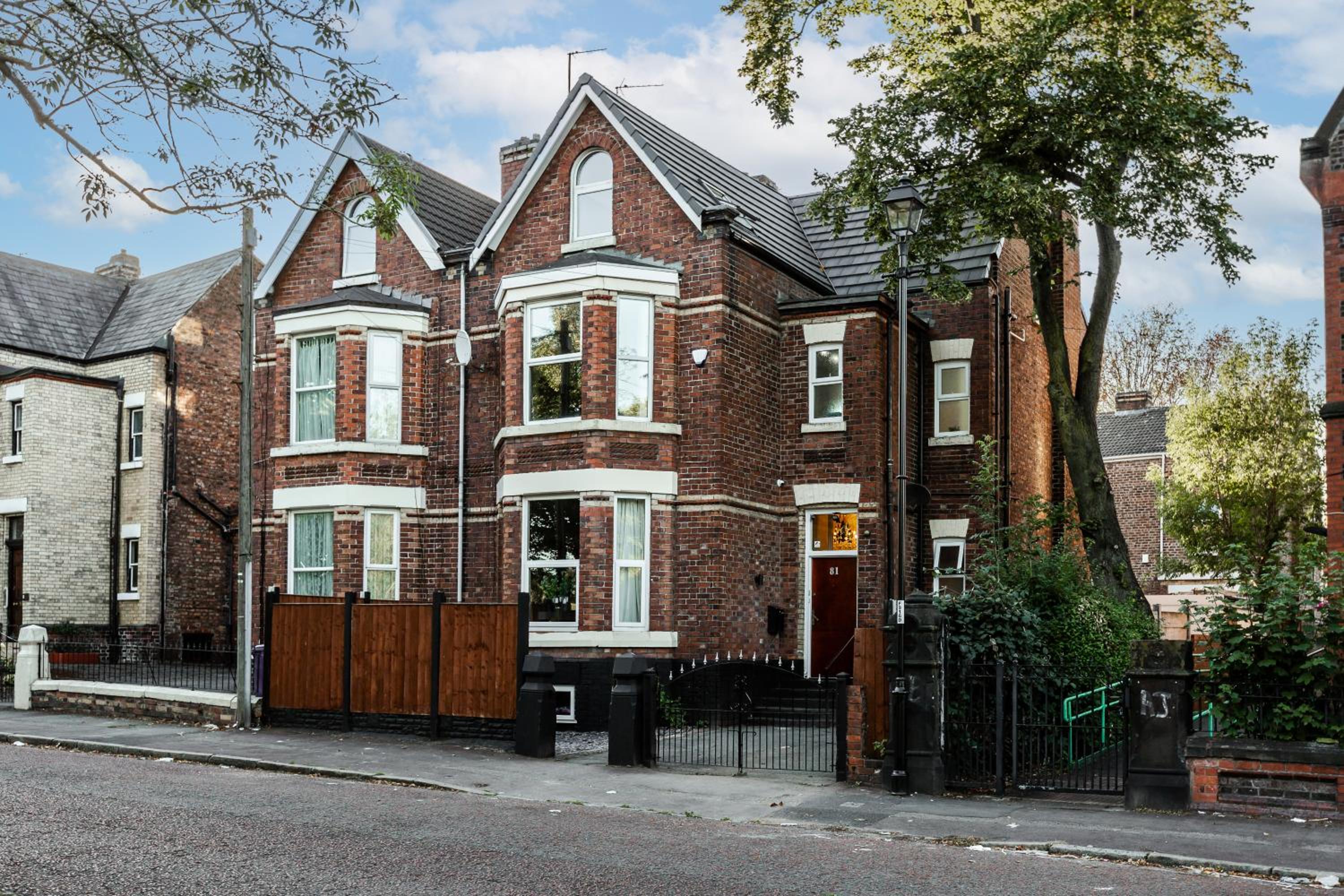 Hotel Grand Villa: 6 En-suites, Hot Tub, Cinema Room, Private Parking & Park View