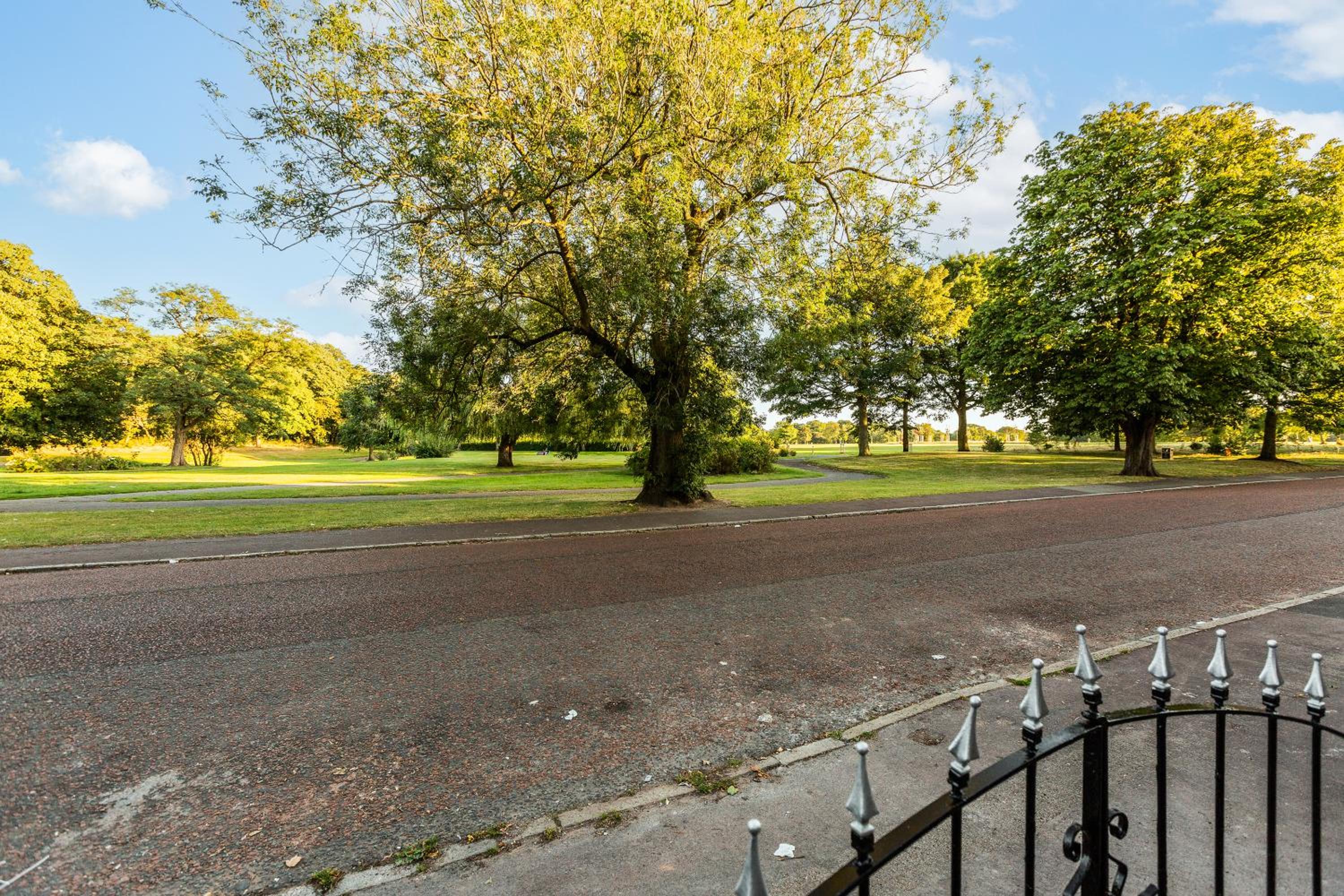 Grand Victorian Villa 6 - En-Suites, Hot Tub, Cinema Room, Private Parking & Park View view 3
