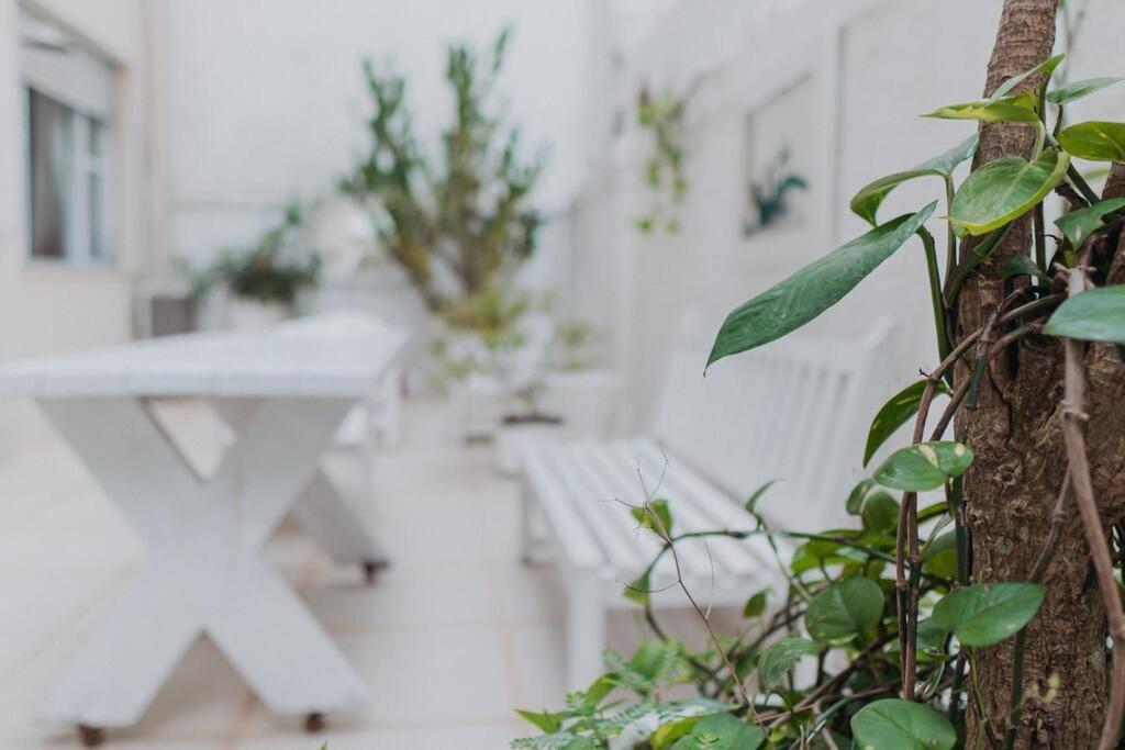 Na Praia, com Terraço e Jardim- Leblon 2 suítes