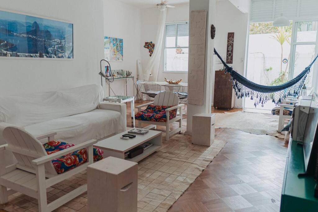 Na Praia, com Terraço e Jardim- Leblon 2 suítes