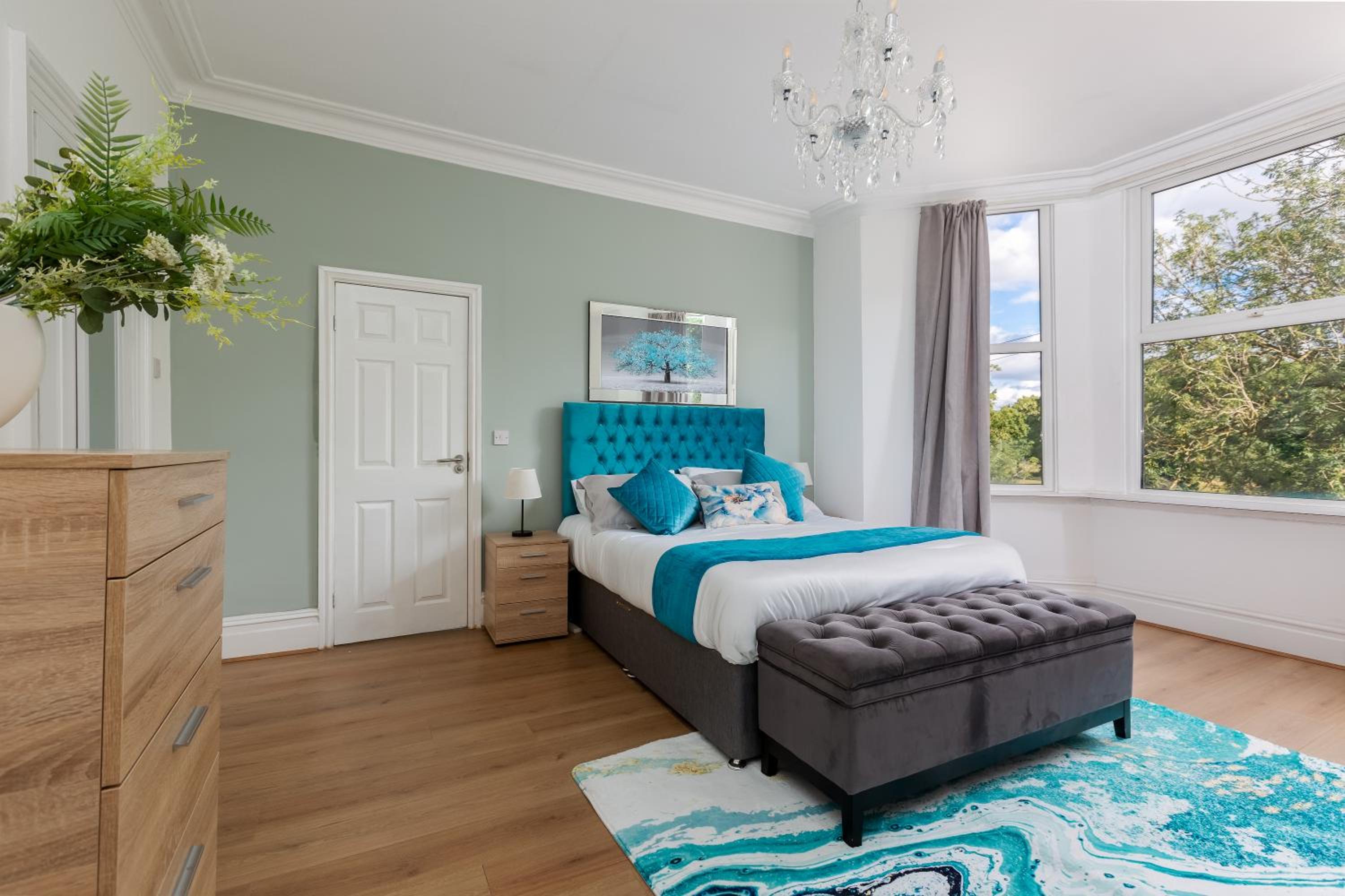 Grand Victorian Villa 6 - En-Suites, Hot Tub, Cinema Room, Private Parking & Park View view 2