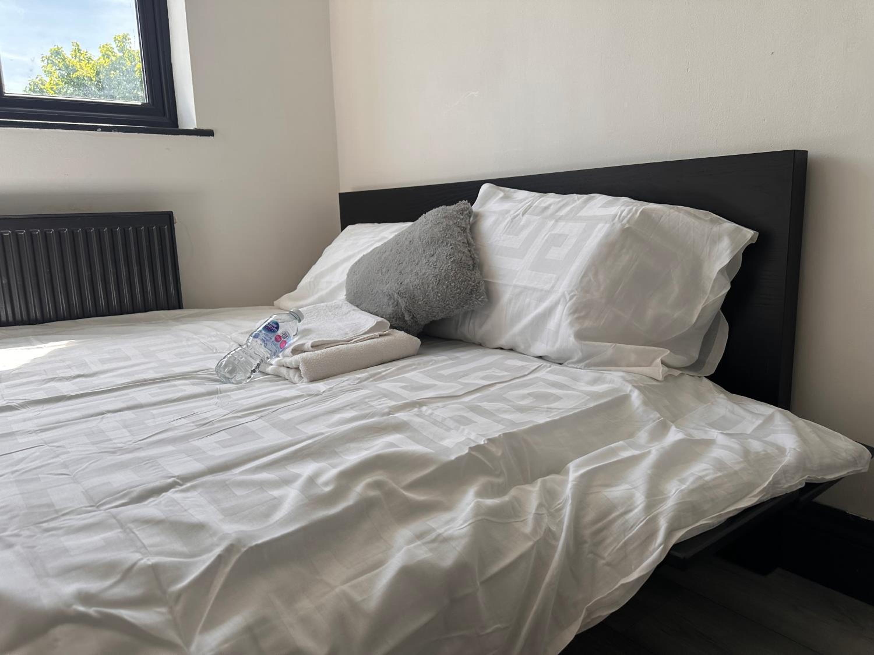 Spacious Double near Train Station view 2