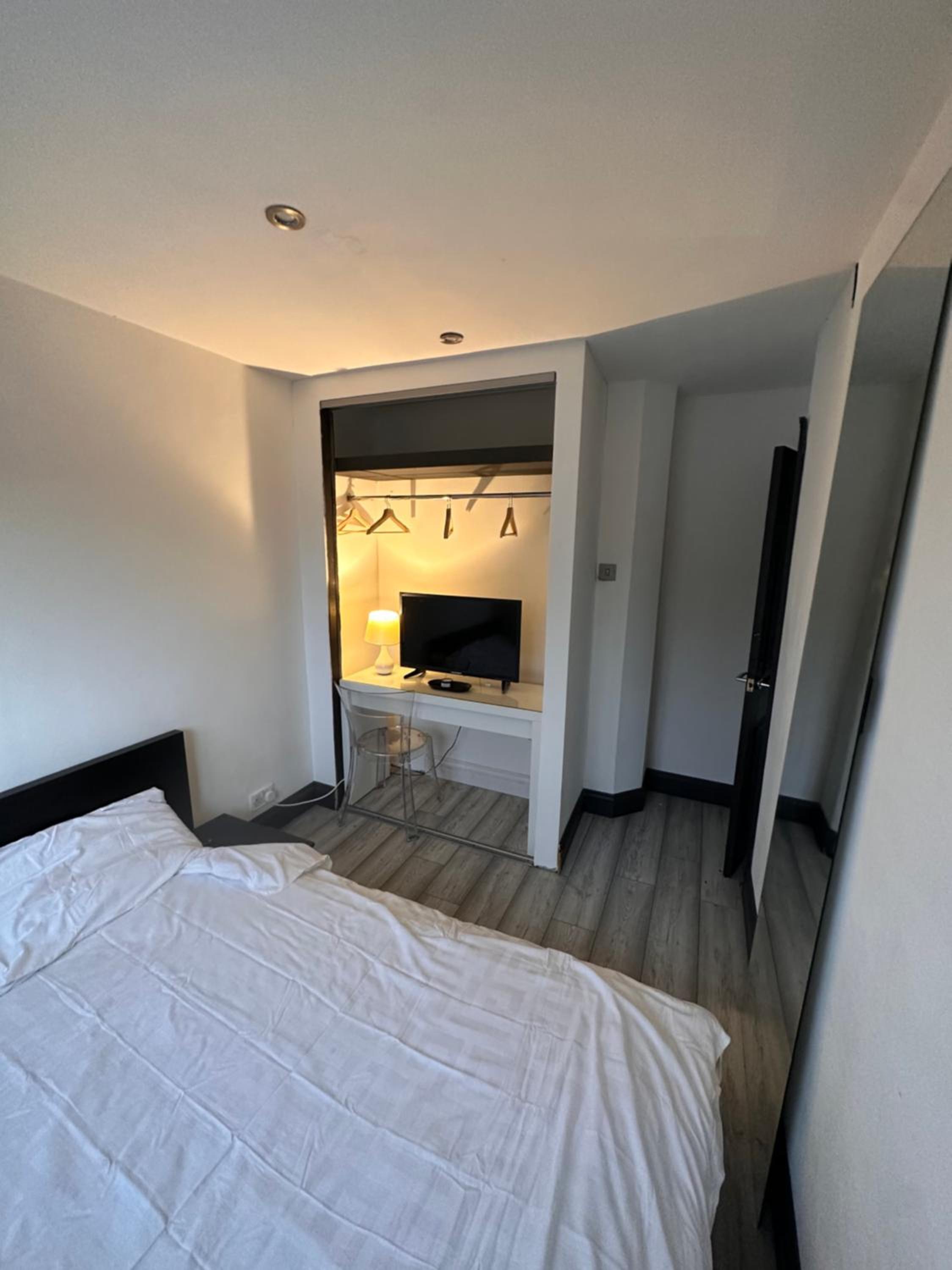 Spacious Double near Train Station view 3