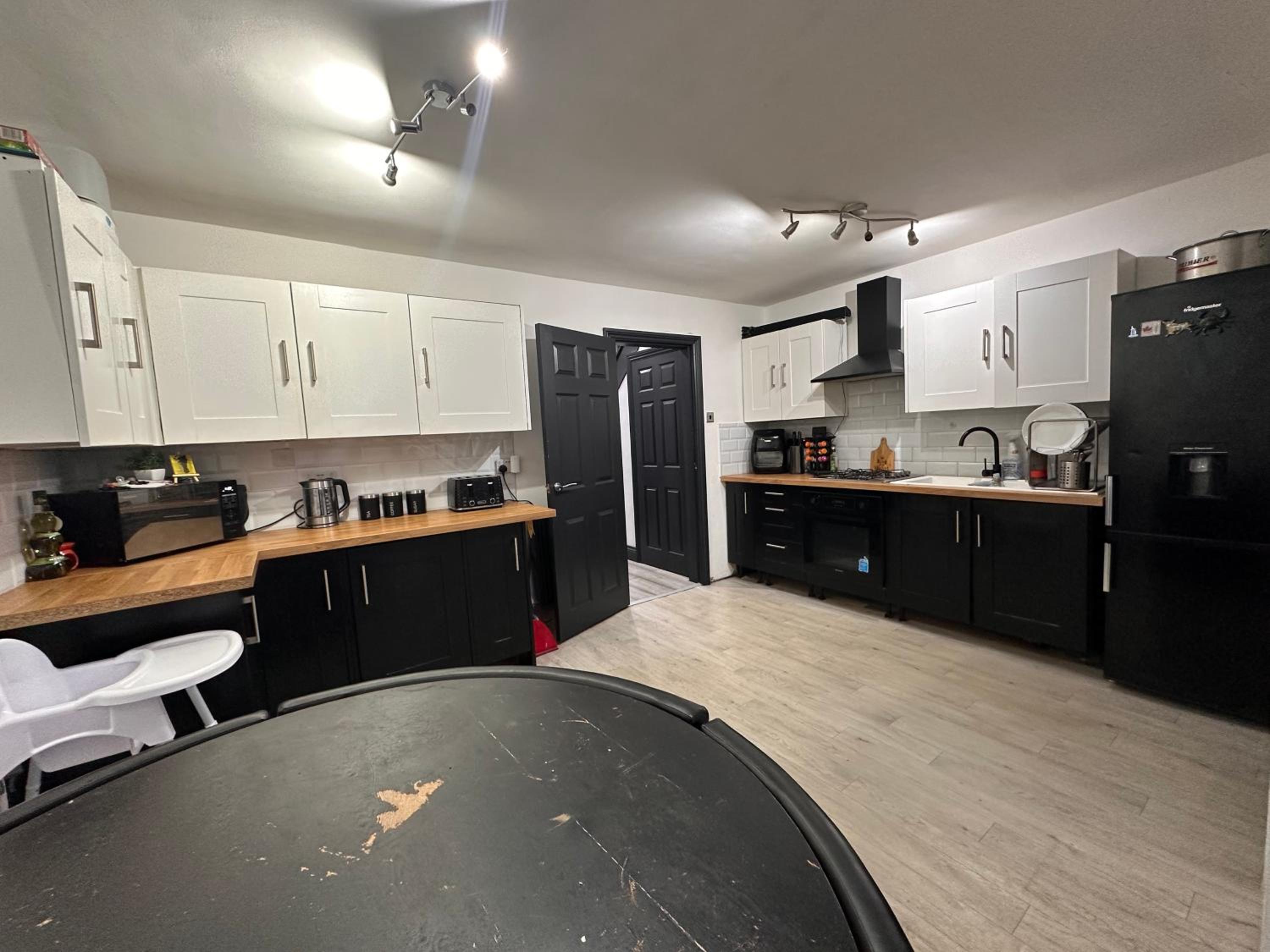 Spacious Double near Train Station view 5