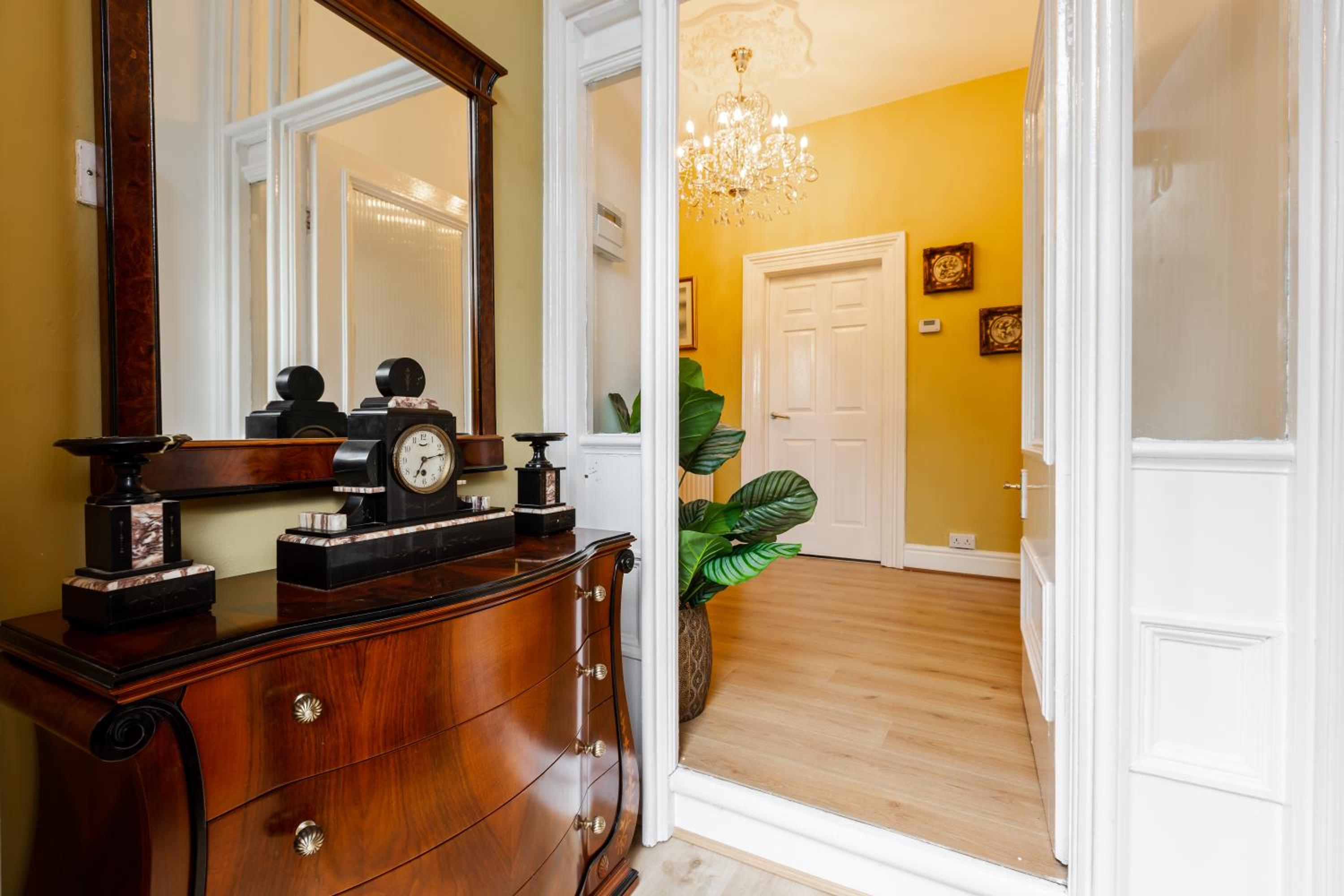 Grand Victorian Villa 6 - En-Suites, Hot Tub, Cinema Room, Private Parking & Park View view 4