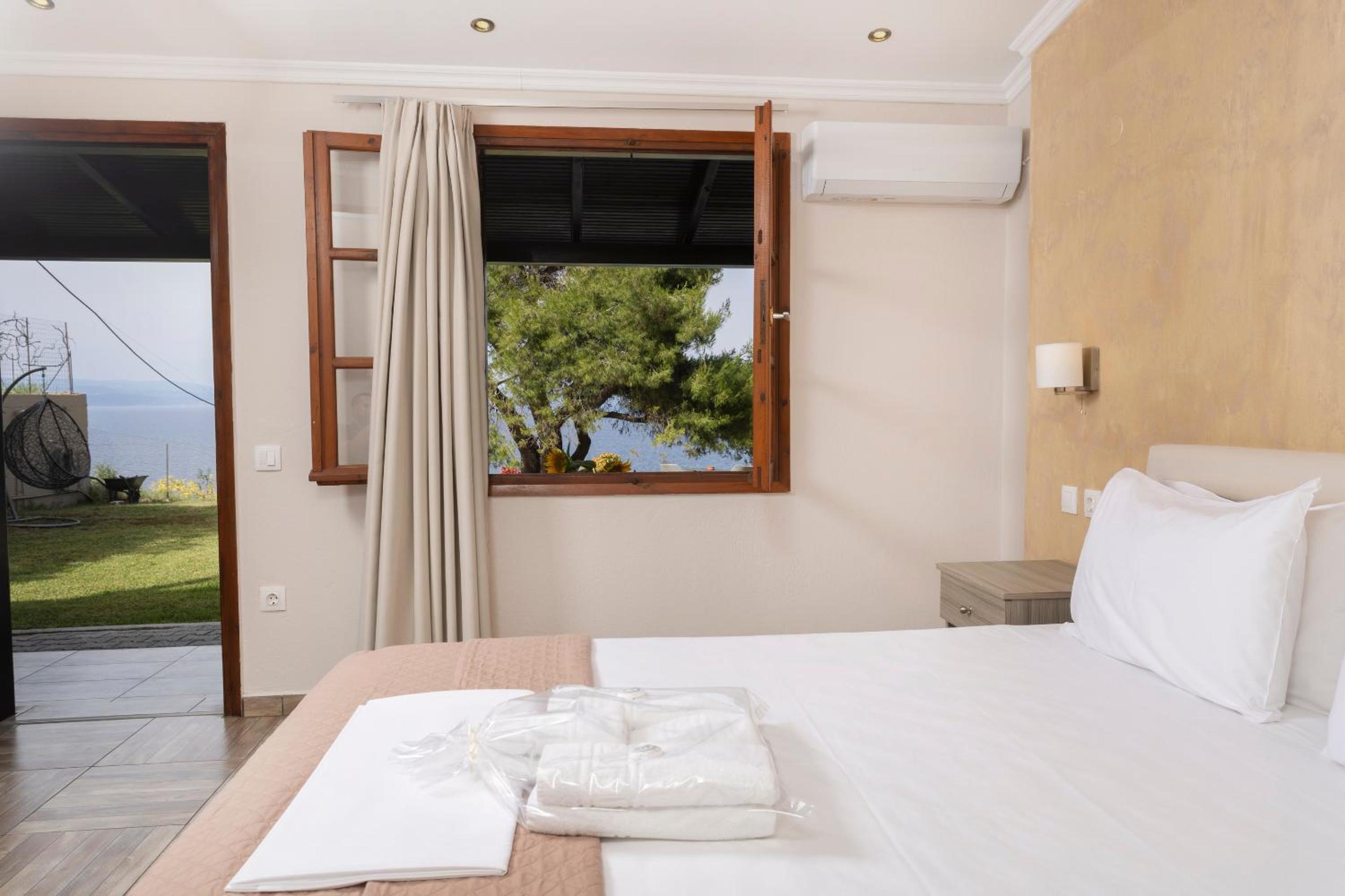Sea View Apollo Apartments & Studios in Afytos