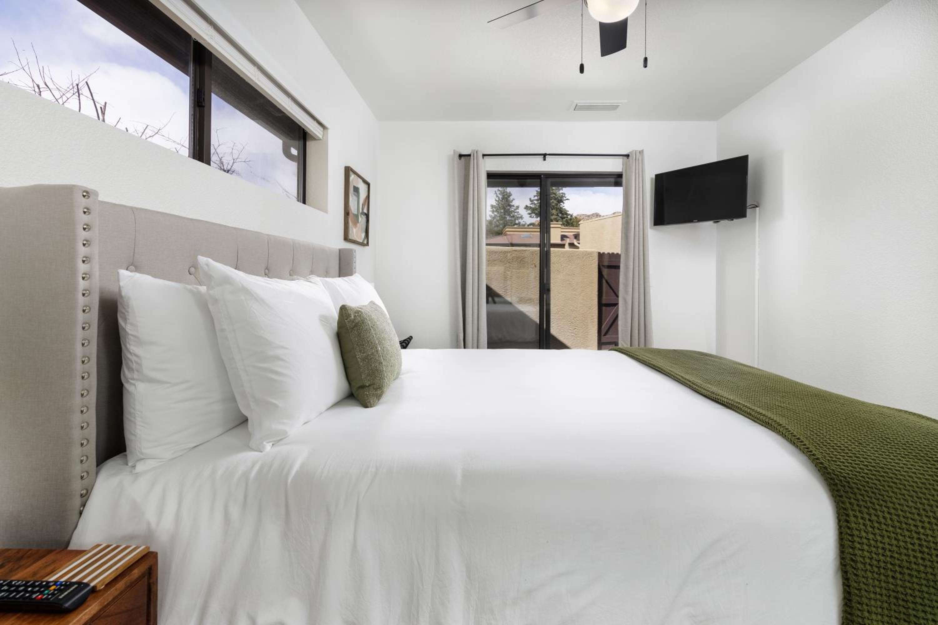 Stylish Townhome on Golf Course Red Rock View