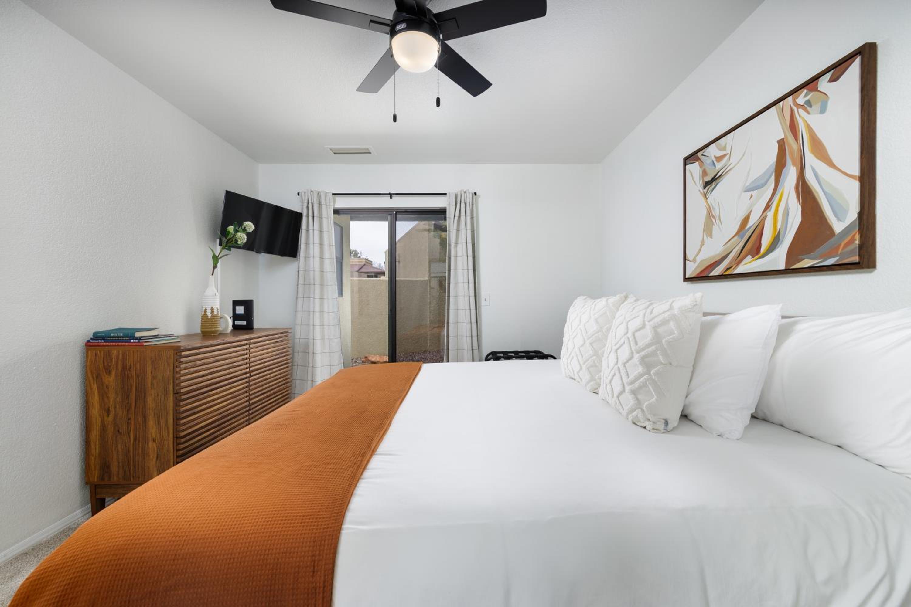 Stylish Townhome on Golf Course Red Rock View