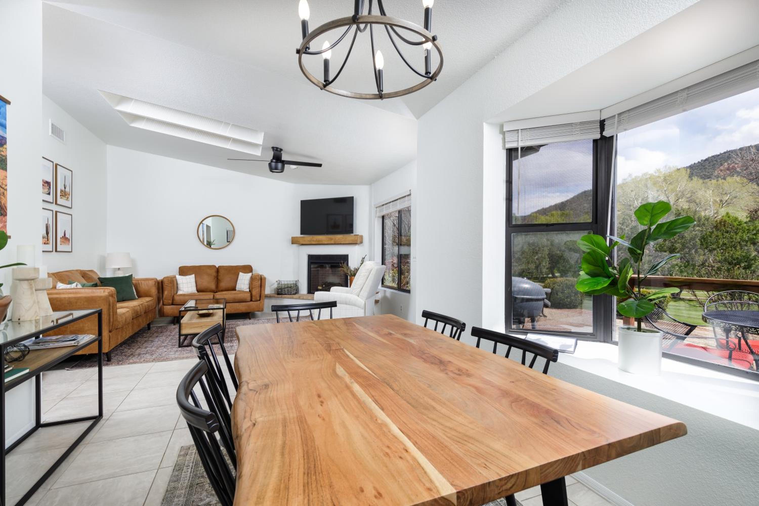 Stylish Townhome on Golf Course Red Rock View