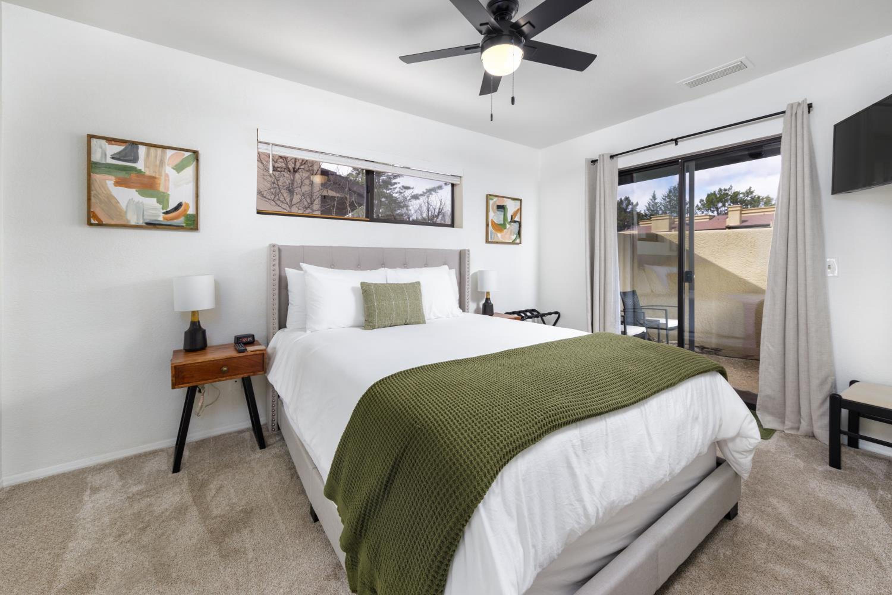 Stylish Townhome on Golf Course Red Rock View