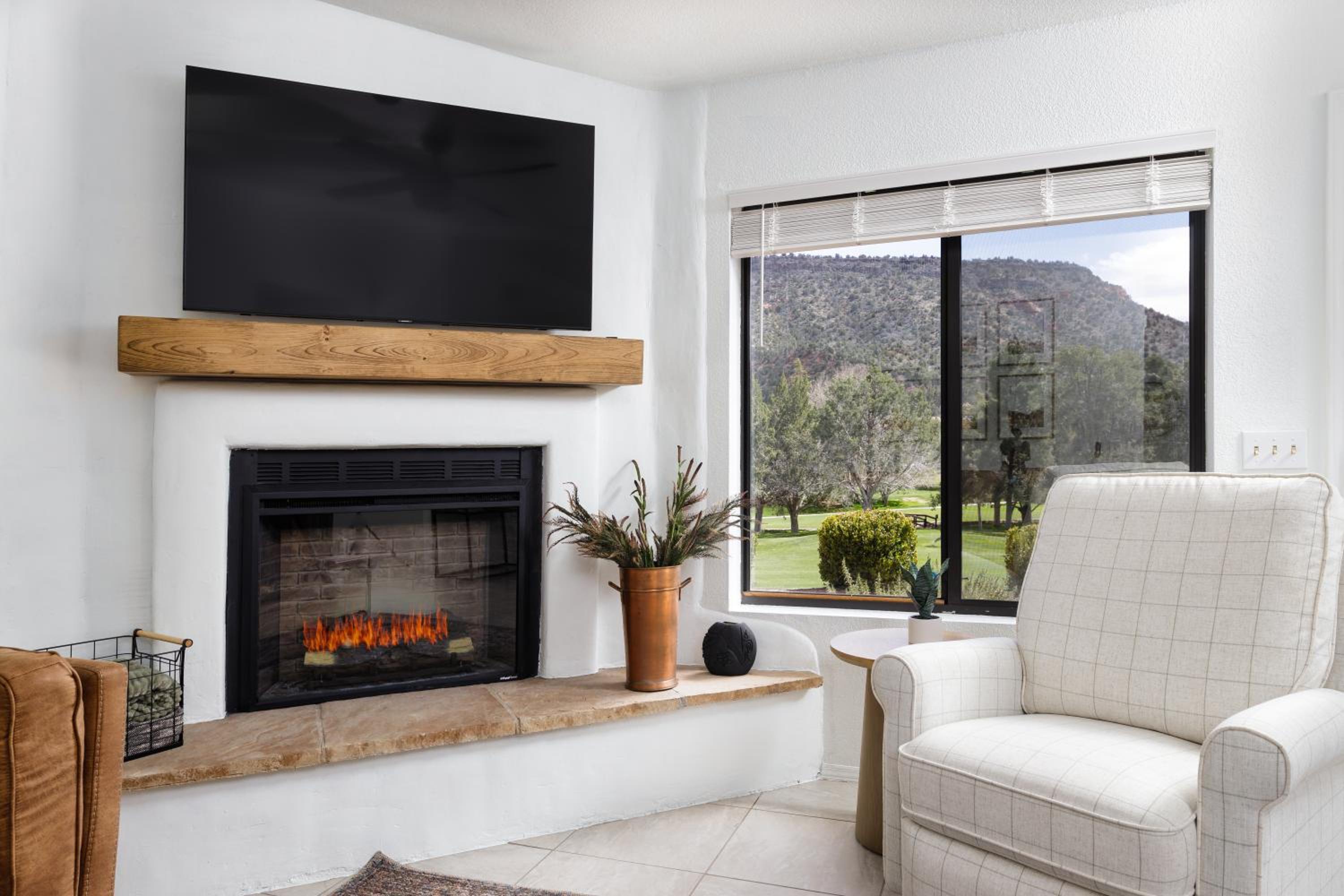 Stylish Townhome on Golf Course Red Rock View