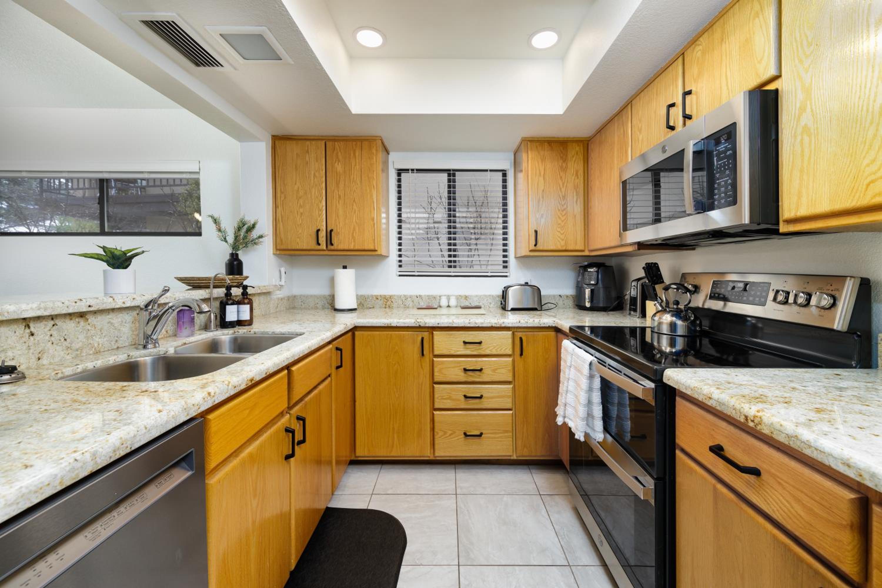 Stylish Townhome on Golf Course Red Rock View