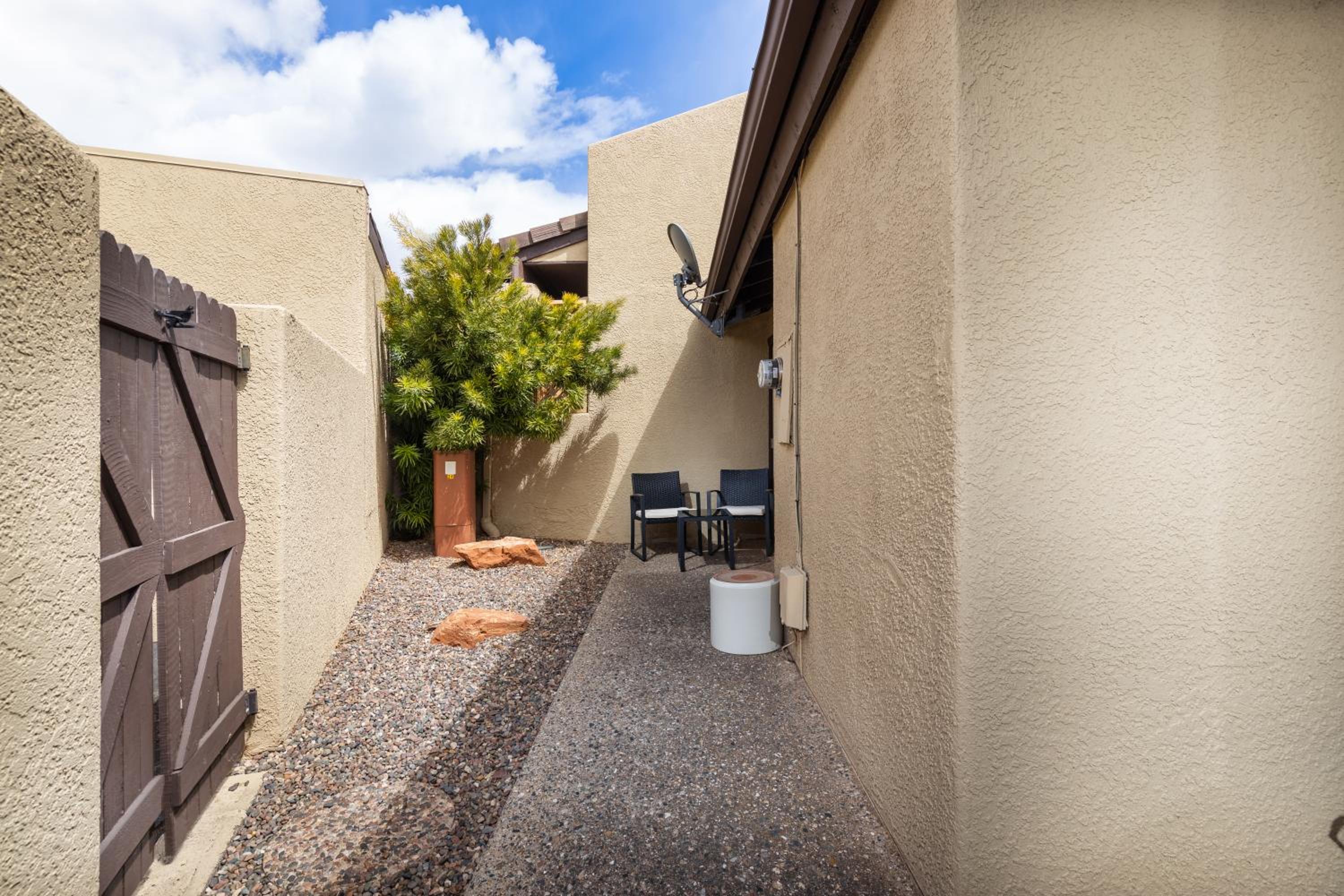 Stylish Townhome on Golf Course Red Rock View