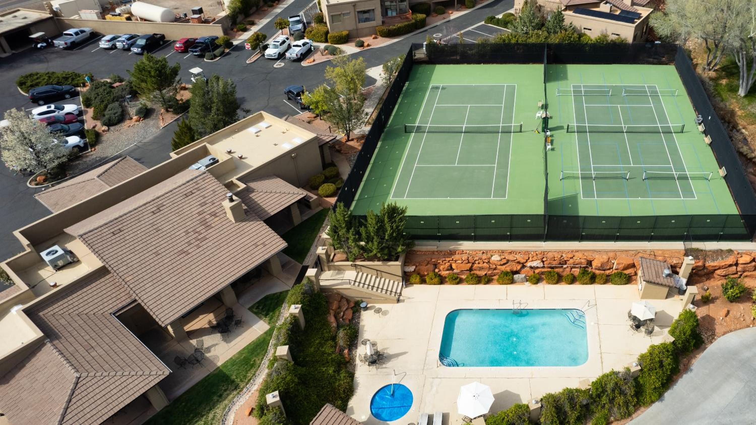 Stylish Townhome on Golf Course Red Rock View