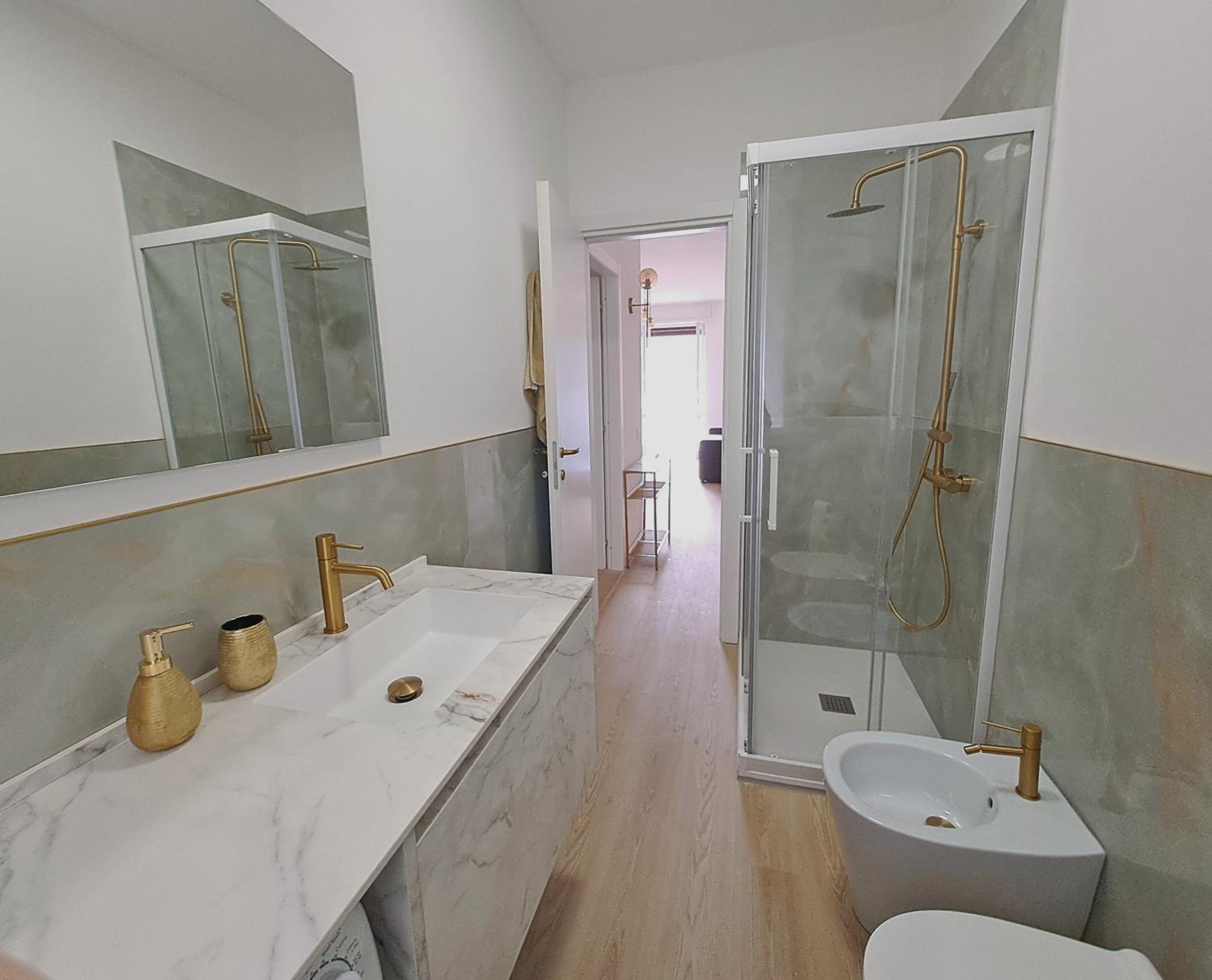 Golden Lake View en Lierna — bathroom