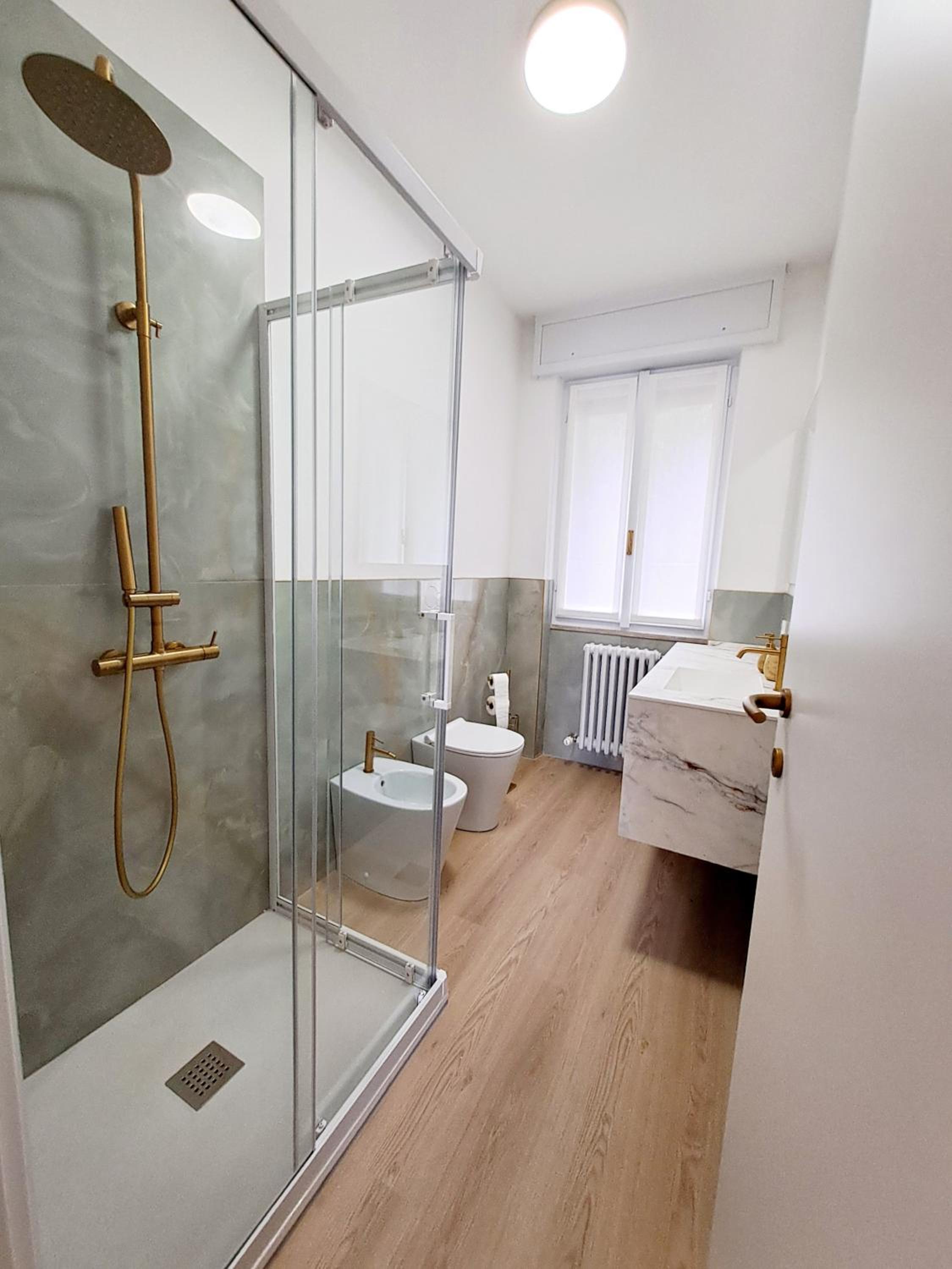 Golden Lake View en Lierna — bathroom