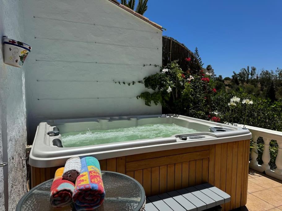 Exotic house with jacuzzi, near the sea view 3