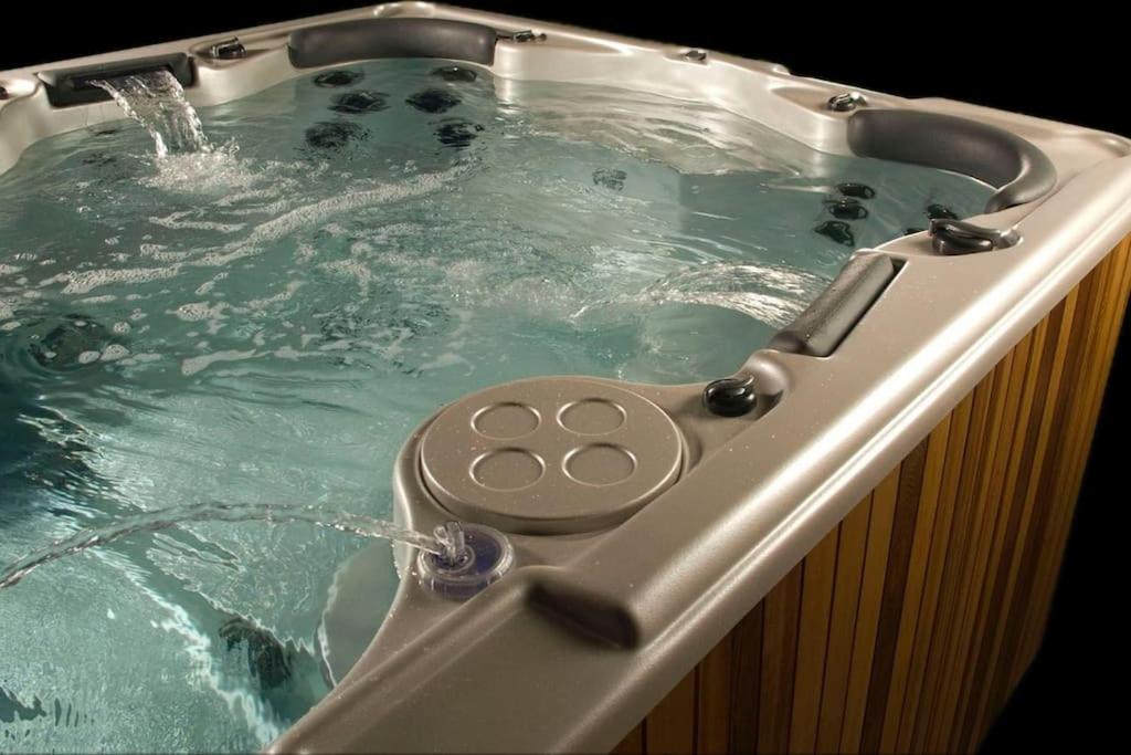 Exotic house with jacuzzi, near the sea view 2