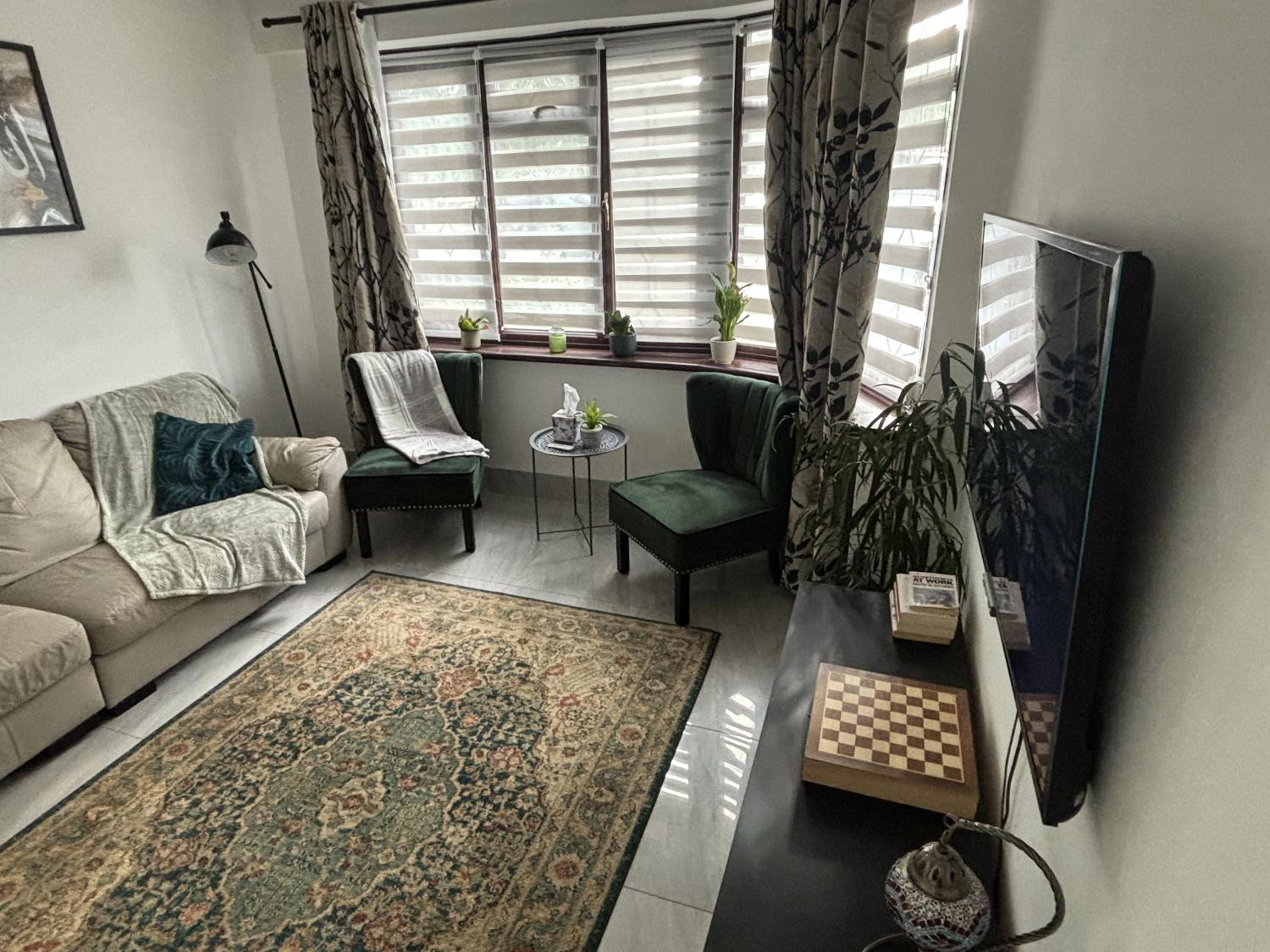 Charming and Cosy London Home, Garden, Parking & Family Fun view 4
