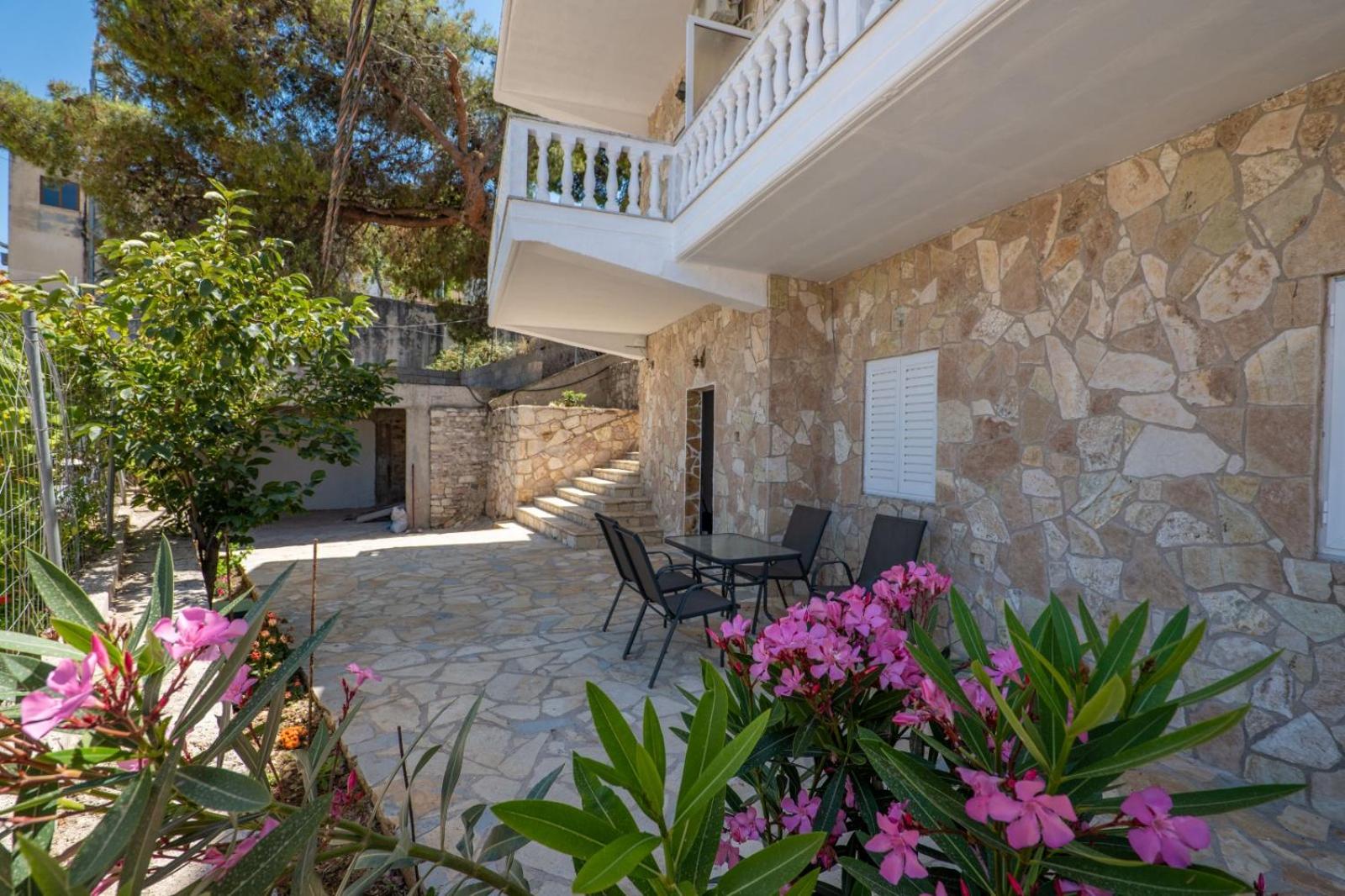 Villa Asllani ap2