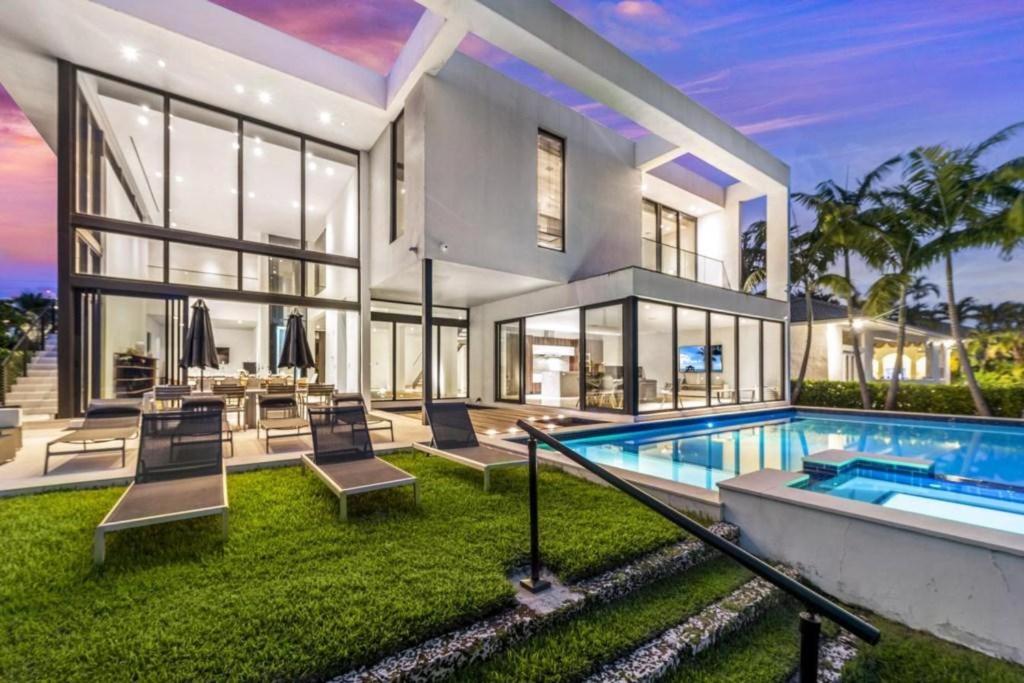 Villa Okasa Modern Marvel with Pool Jacuzzi Pool Table BBQ