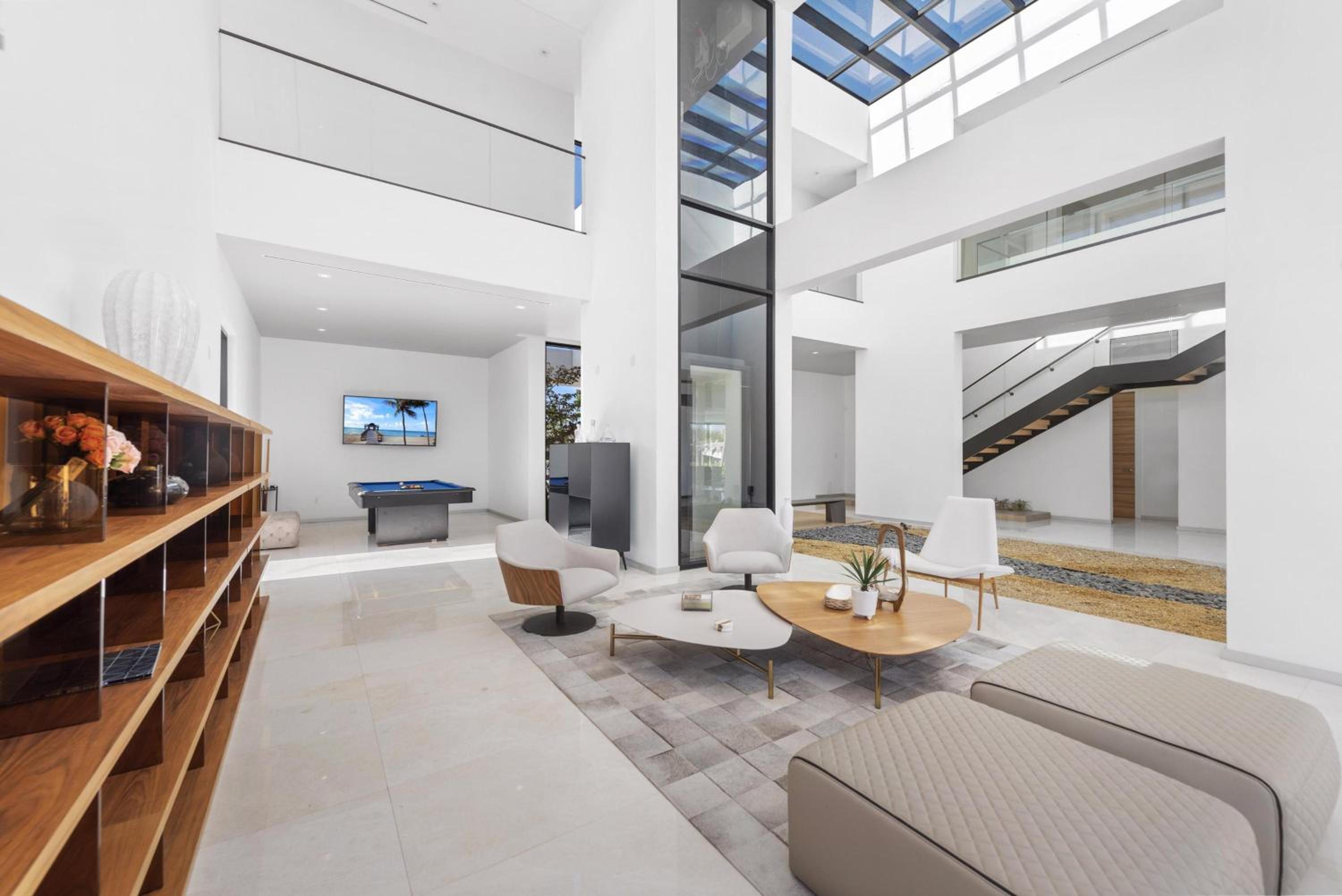 Villa Okasa Modern Marvel with Pool Jacuzzi Pool Table BBQ