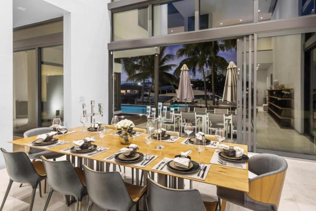 Villa Okasa Modern Marvel with Pool Jacuzzi Pool Table BBQ