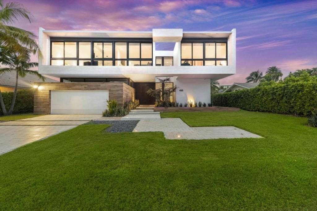 Villa Okasa Modern Marvel with Pool Jacuzzi Pool Table BBQ