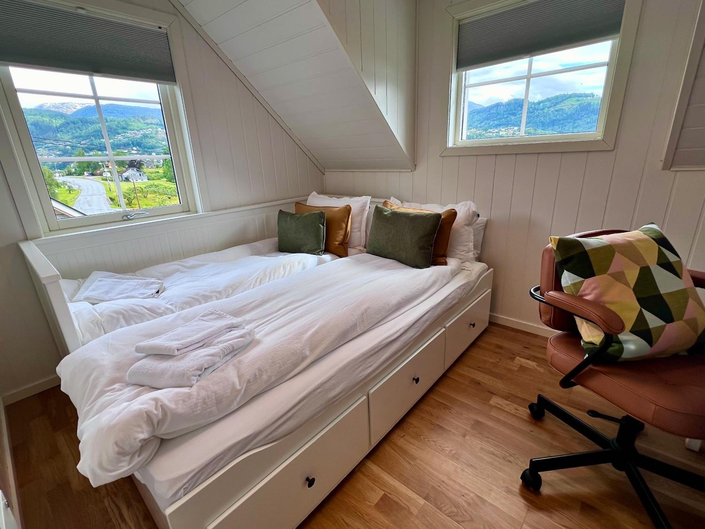 Hardangerfjord View - luxury fjord-side holiday home