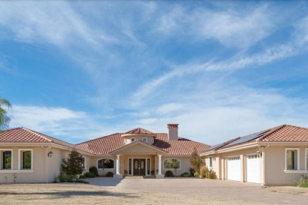 Hotel Luxurious Mansion in Wine Country - Image 1