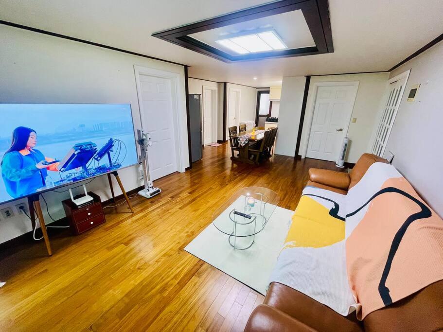 The biggest three bedroom in Hongdae, Sinchon, Yonsei view 4