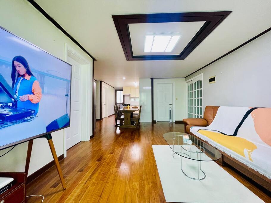 The biggest three bedroom in Hongdae, Sinchon, Yonsei view 5