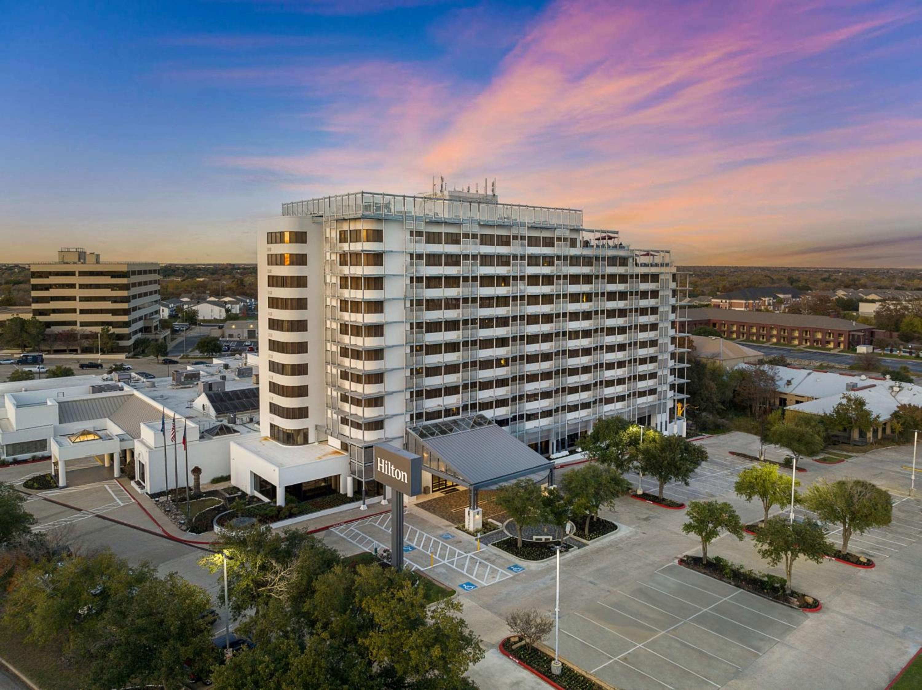 Hotel Hilton College Station & Conference Center - Image 1