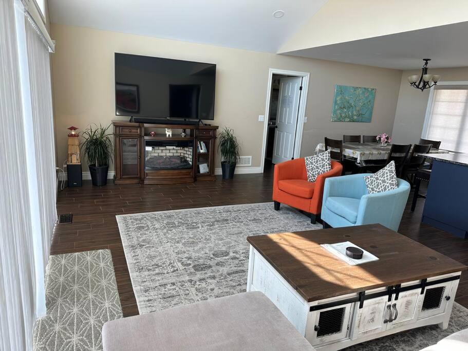 Merlin Home With Amazing Lake Erie Views