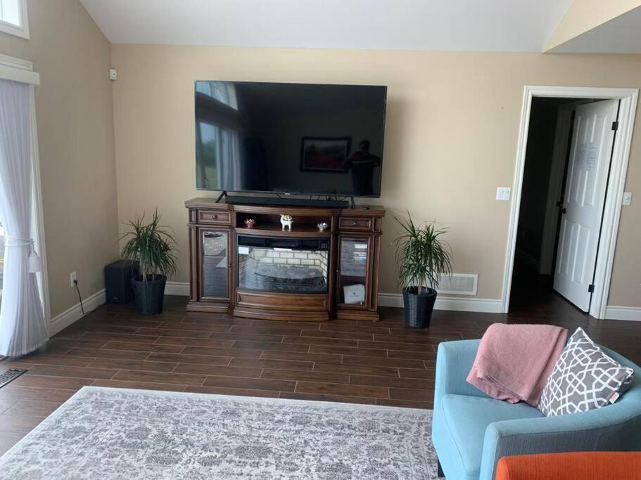 Merlin Home With Amazing Lake Erie Views