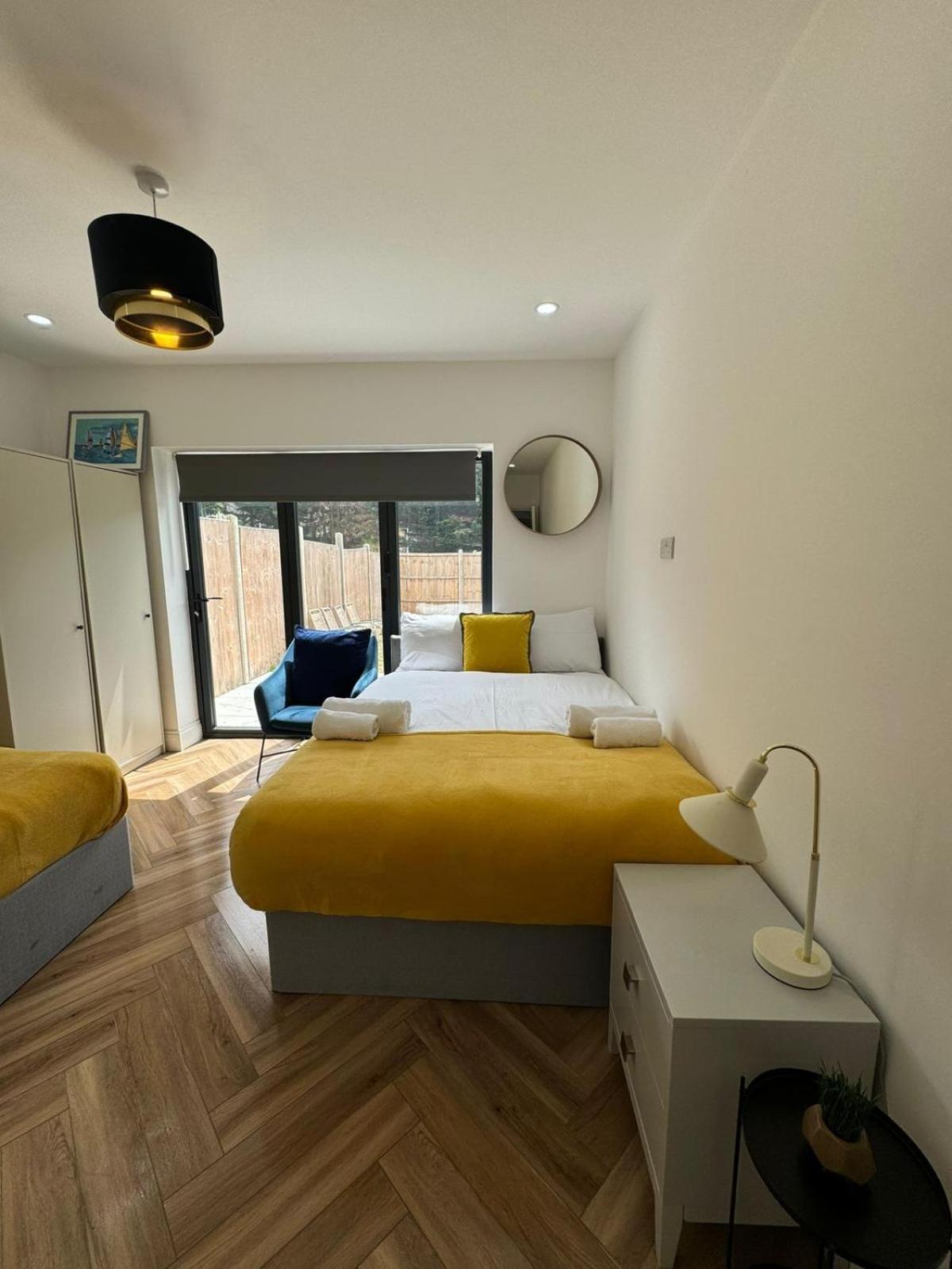 Stunning West London Garden flat 4bed 2 bath free parking 10 occupancy